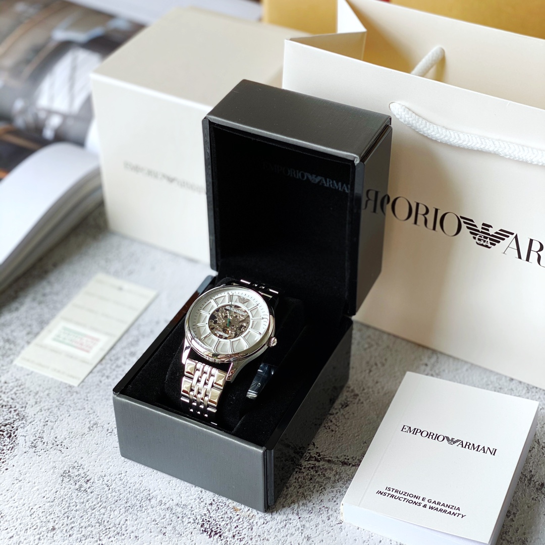 L0   阿玛尼 Armani AR1945 银色镂空透视自动机械表 镂空透视窗，质感指针、利落线条大气跃然于手银色表盘搭配316钢带表链大气又美观 生活防水30米。