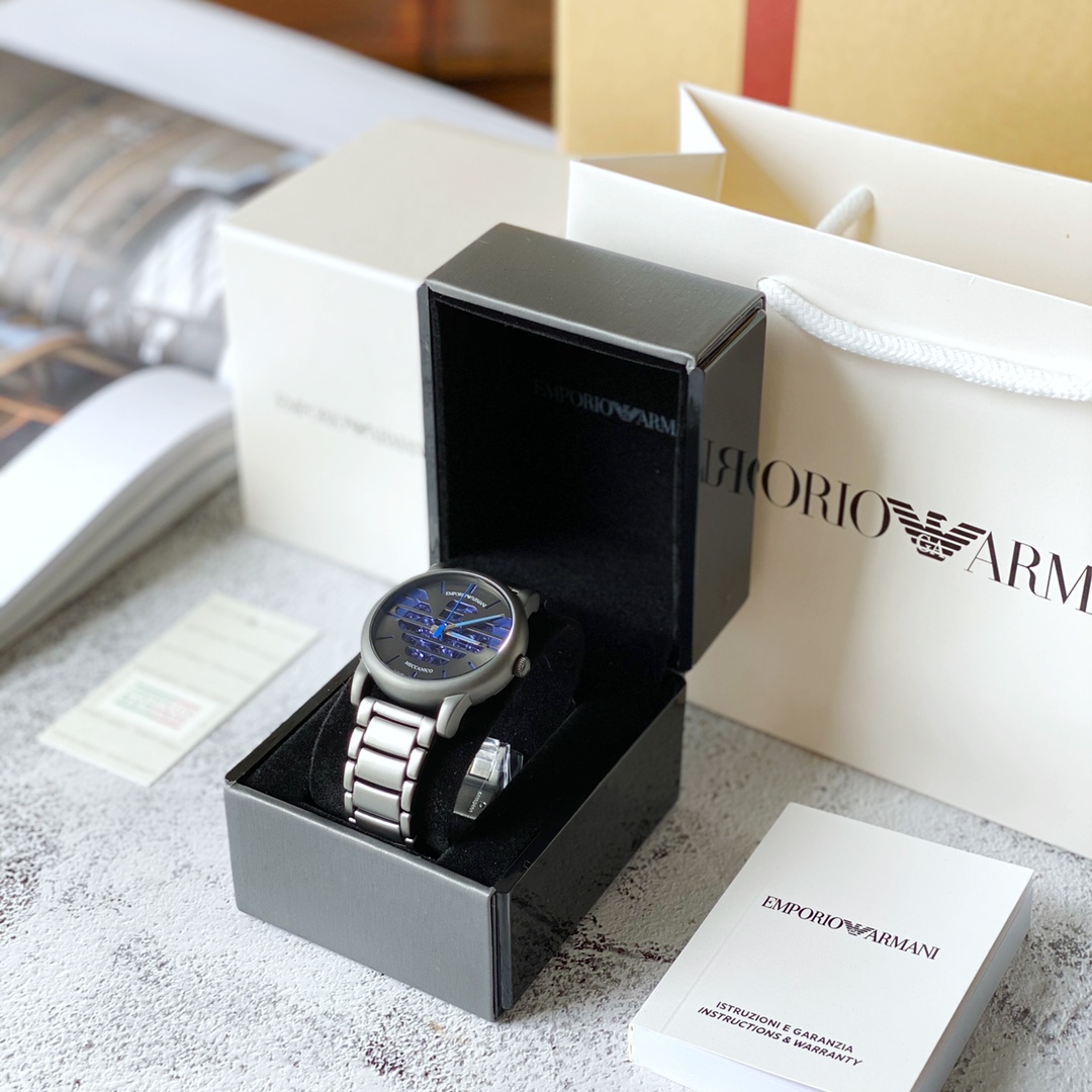 L0  镂空透视窗，质感指针、利落线条大气跃然于手磨砂黑表盘搭配316钢带表链大气又美观 生活防水30米。