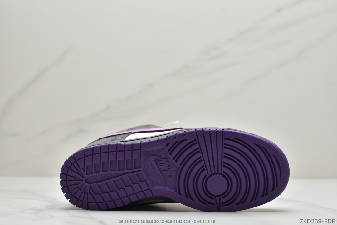 270  耐克NIKE Dunk Low Pro SB ”Purple Pigeon” 紫鸽子休闲运动滑板鞋 鞋面采用了鸽灰色麂皮搭配紫色swoosh以及大底，鞋垫还印有如同”Ash / Aqua Chalk”一样的James Arizumi特质方格图案全身麂皮质感  货号 304292-051 Size 36 36.5 37.5 38 38.5 39 40 40.5 41 42 42.5 43 44 44.5 45 ID：ZKD259-EDE