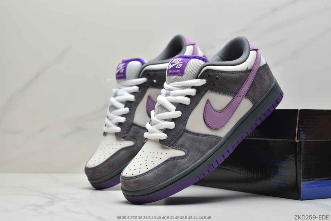 270  耐克NIKE Dunk Low Pro SB ”Purple Pigeon” 紫鸽子休闲运动滑板鞋 鞋面采用了鸽灰色麂皮搭配紫色swoosh以及大底，鞋垫还印有如同”Ash / Aqua Chalk”一样的James Arizumi特质方格图案全身麂皮质感  货号 304292-051 Size 36 36.5 37.5 38 38.5 39 40 40.5 41 42 42.5 43 44 44.5 45 ID：ZKD259-EDE