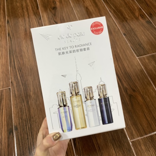 Clé de Peau Beauté The Key to Radiance Skincare Set - Exclusive Duty-Free 1 Clé de Peau Beauté The Key to Radiance Skincare Set - Exclusive Duty-Free