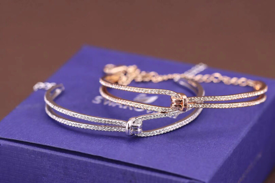 施华洛世奇swarovski 江疏影同款 玫瑰金扭结手镯这款扭结设计象征两人之间的独特连结，可在这个情人