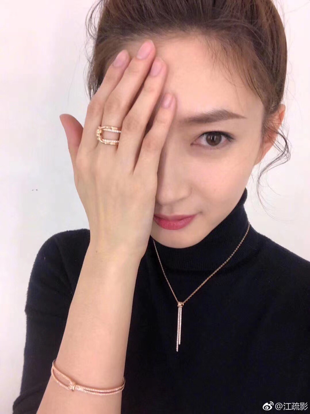 施华洛世奇swarovski 江疏影同款 玫瑰金扭结手镯这款扭结设计象征两人之间的独特连结，可在这个情人