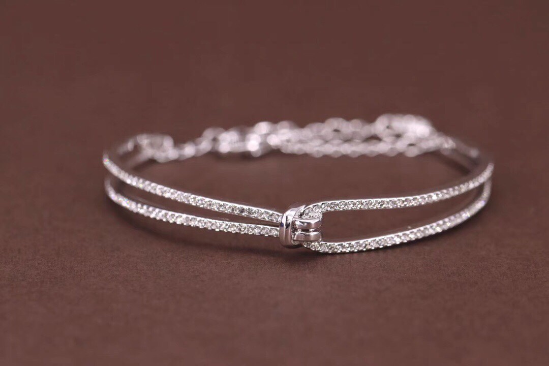 施华洛世奇swarovski 江疏影同款 玫瑰金扭结手镯这款扭结设计象征两人之间的独特连结，可在这个情人
