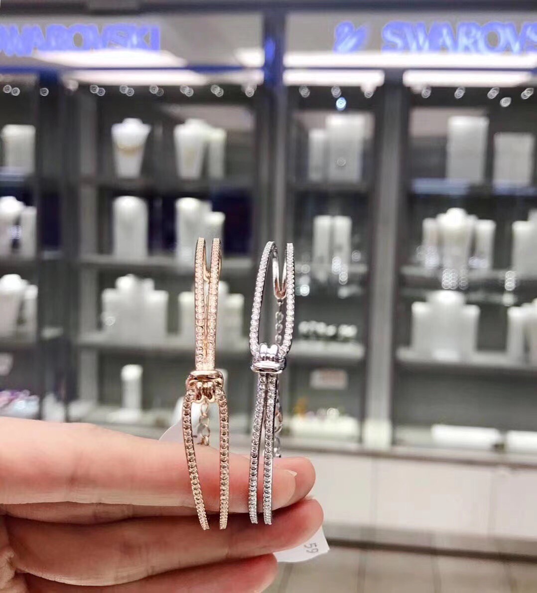 施华洛世奇swarovski 江疏影同款 玫瑰金扭结手镯这款扭结设计象征两人之间的独特连结，可在这个情人