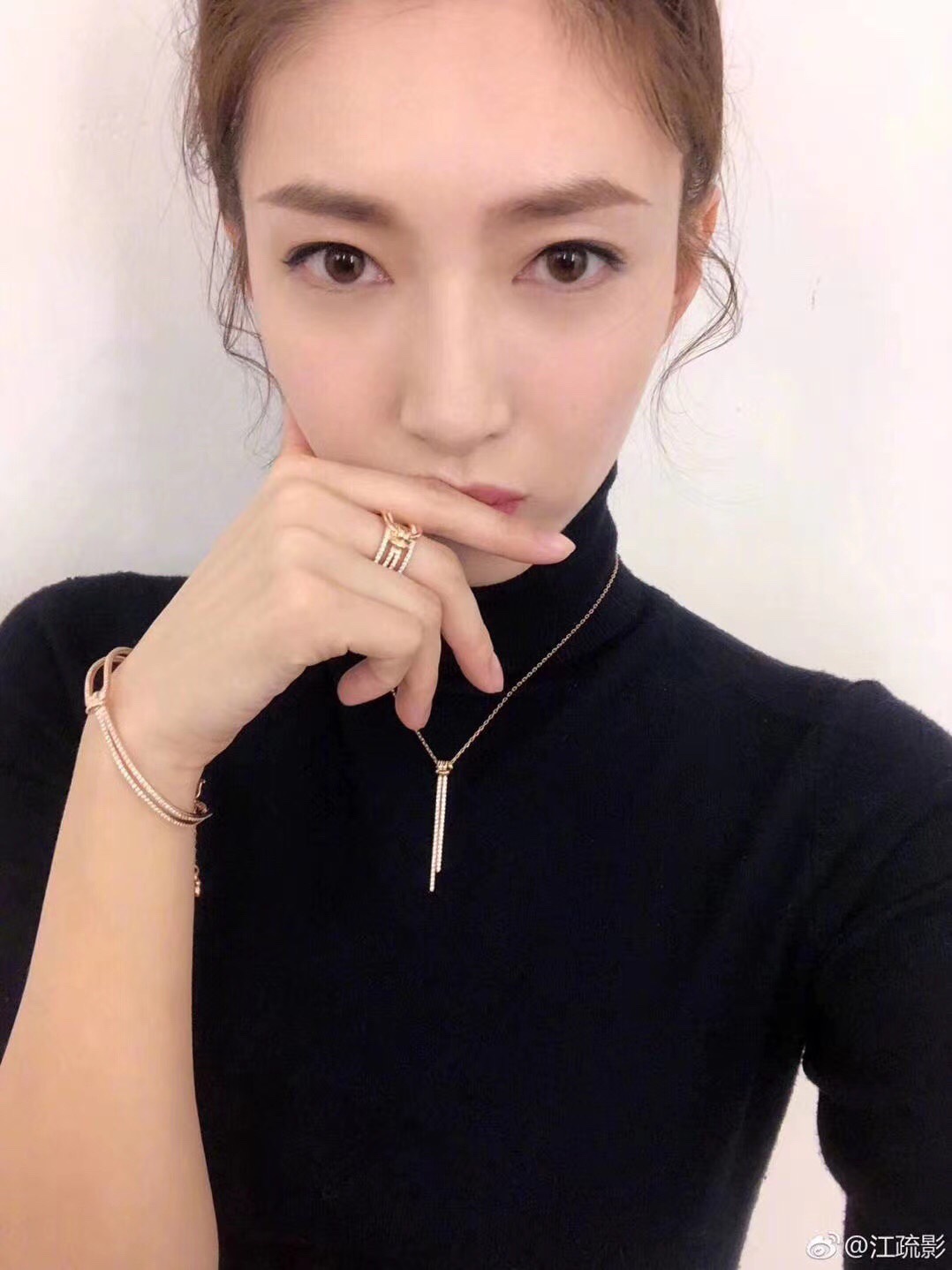 施华洛世奇swarovski 江疏影同款 玫瑰金扭结手镯这款扭结设计象征两人之间的独特连结，可在这个情人