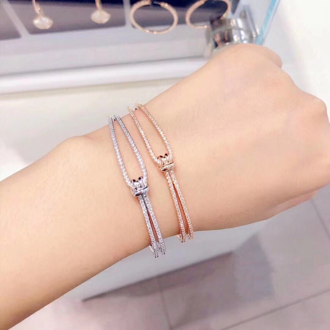 施华洛世奇swarovski 江疏影同款 玫瑰金扭结手镯这款扭结设计象征两人之间的独特连结，可在这个情人
