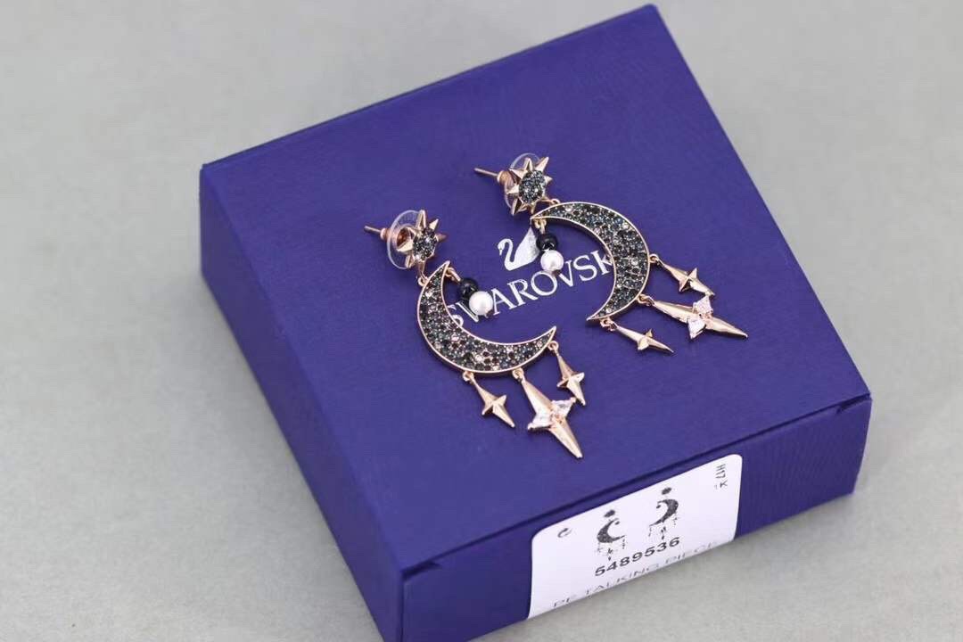 swarovski 新款星月珍珠流苏耳环最高版、高清实拍：以神秘夜空为灵感的巧妙搭配。月亮和星星象征希望