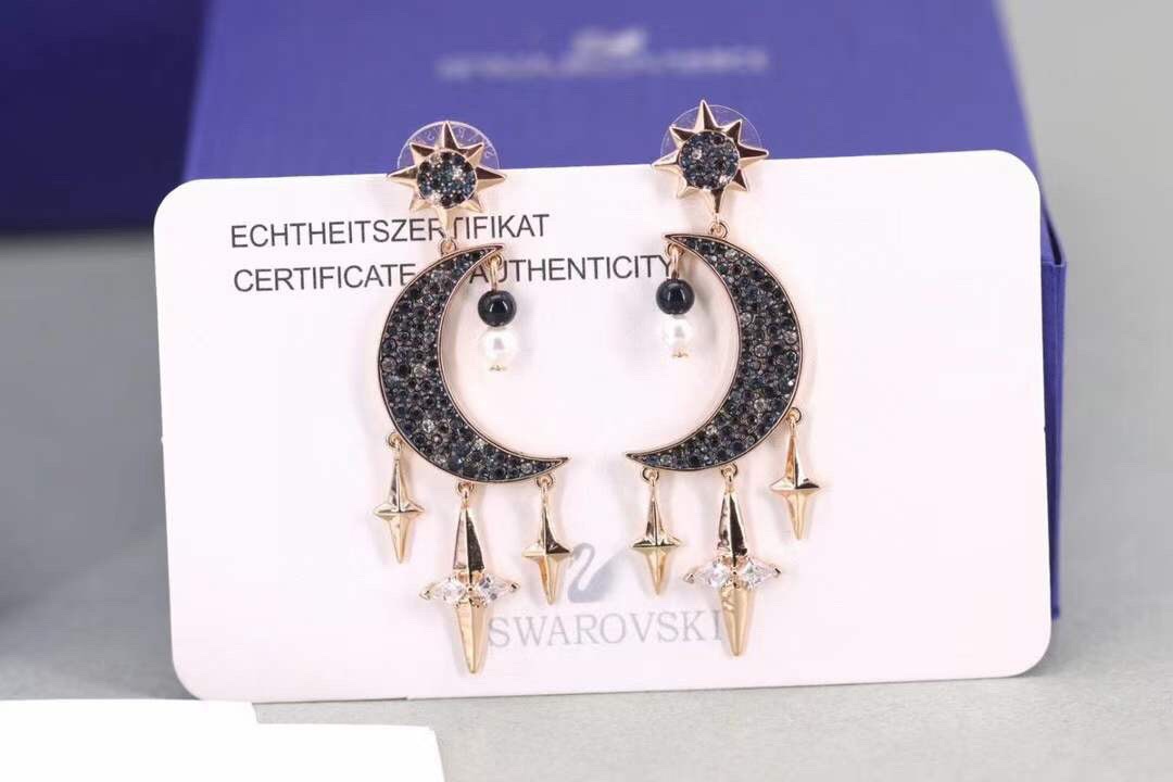 swarovski 新款星月珍珠流苏耳环最高版、高清实拍：以神秘夜空为灵感的巧妙搭配。月亮和星星象征希望