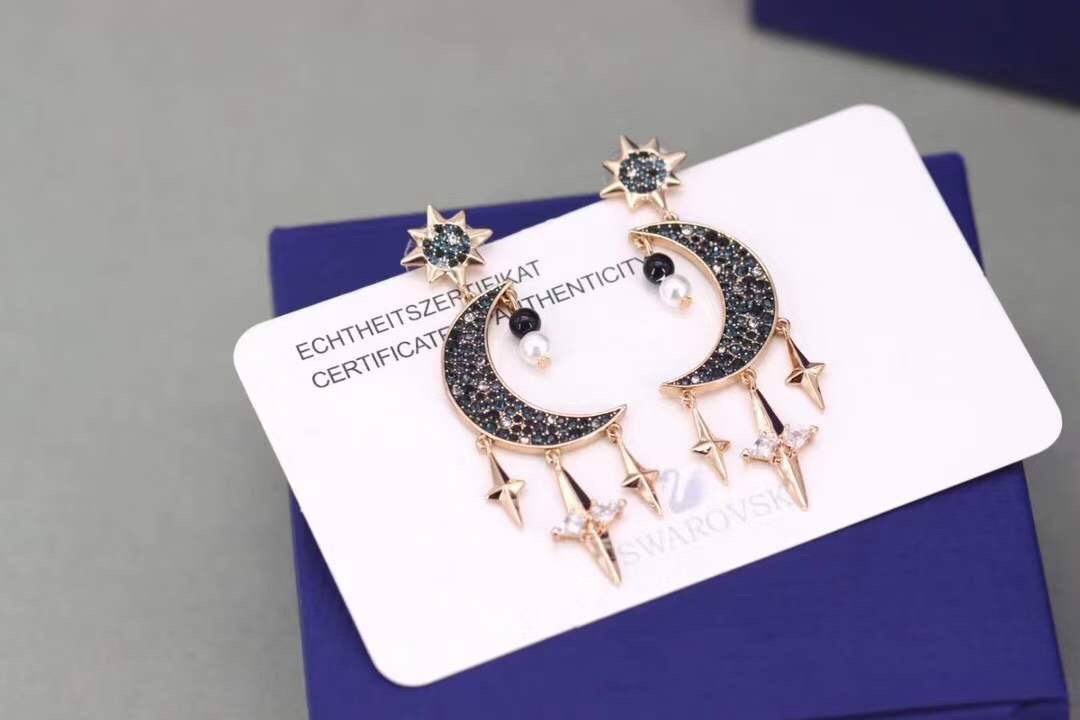 swarovski 新款星月珍珠流苏耳环最高版、高清实拍：以神秘夜空为灵感的巧妙搭配。月亮和星星象征希望
