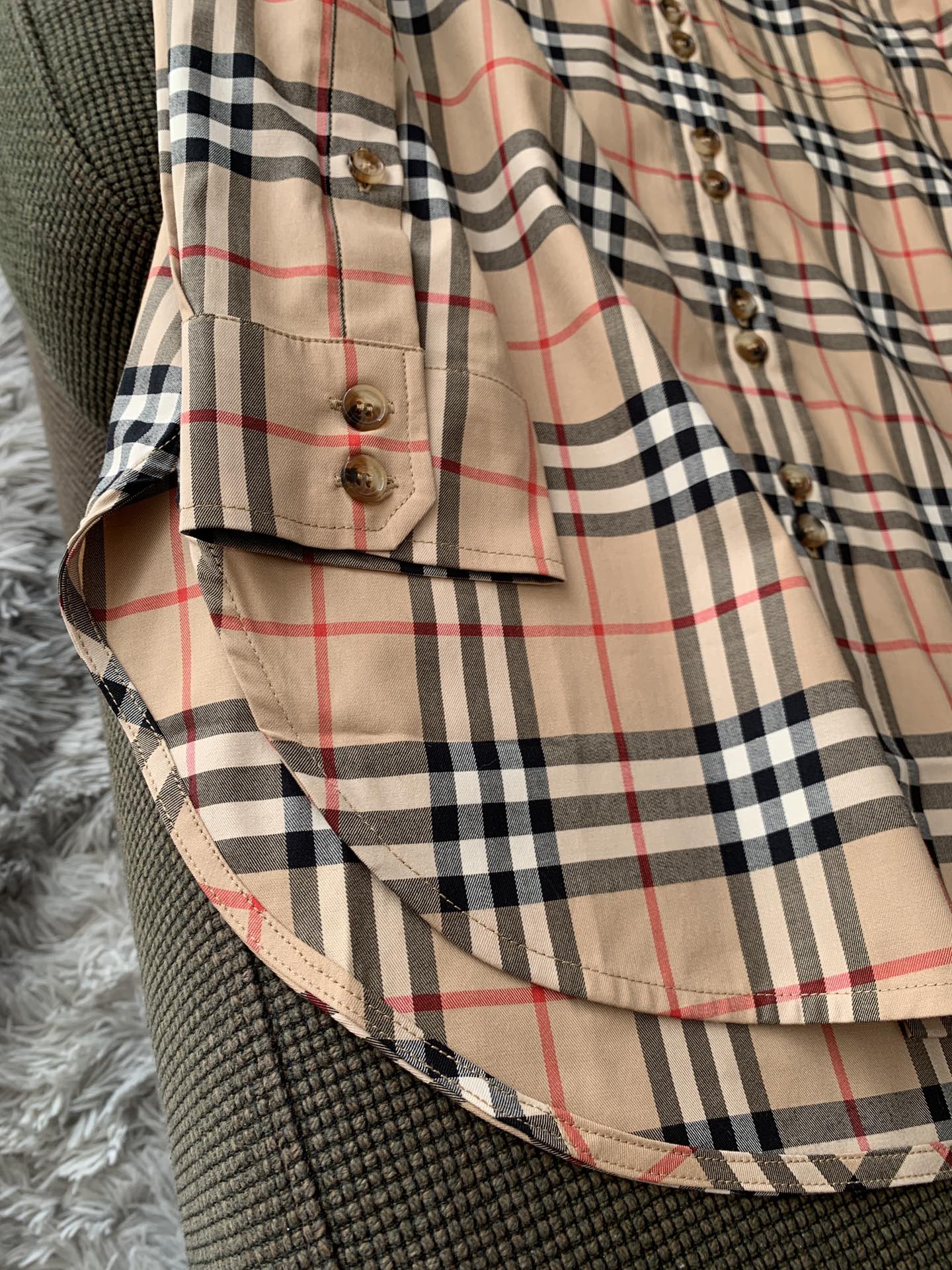 红领衬衣#推荐🧵
Vintage格纹对比棉质衬衫

🌟重塑版衣领、袖口
🌟设计感弧形衣摆
🌟细节处饰双扣