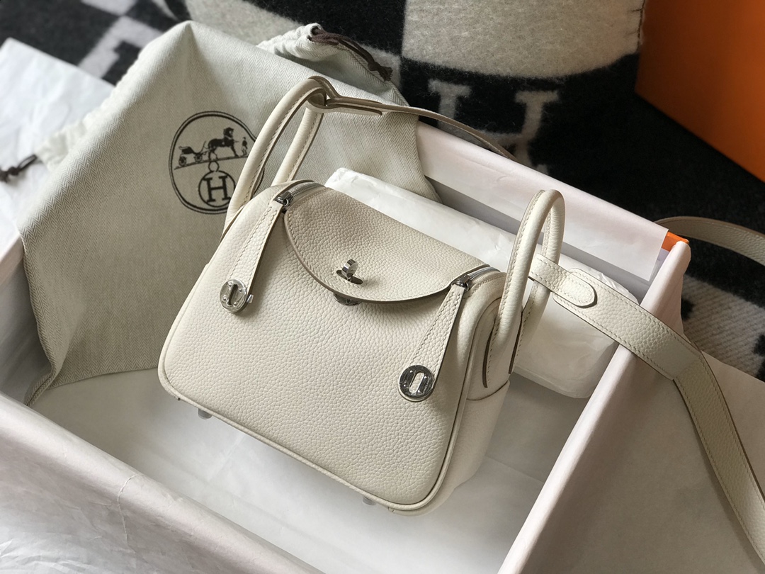 ☐ 𝑴𝒊𝒏𝒊 𝒍𝒊𝒏𝒅𝒚 𝟭𝟵𝑪𝒎 ♡ Blanco batido Cuero Togo cosido a mano con hilo de cera Lindy𝟏𝟗 conserva todos los d…