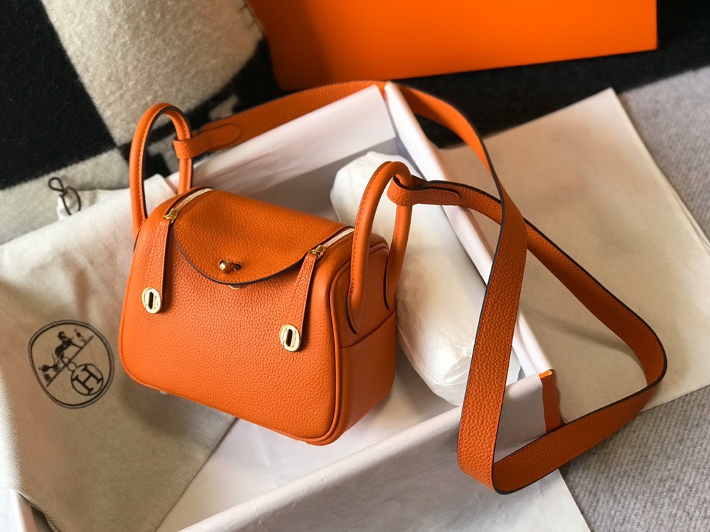 ☐ 𝑴𝒊𝒏𝒊 𝒍𝒊𝒏𝒅𝒚 𝟭𝟵𝑪𝒎 ♡ Naranja Hermès Cuero Togo cosido a mano con hilo de cera Lindy𝟏𝟗 conserva todos los …