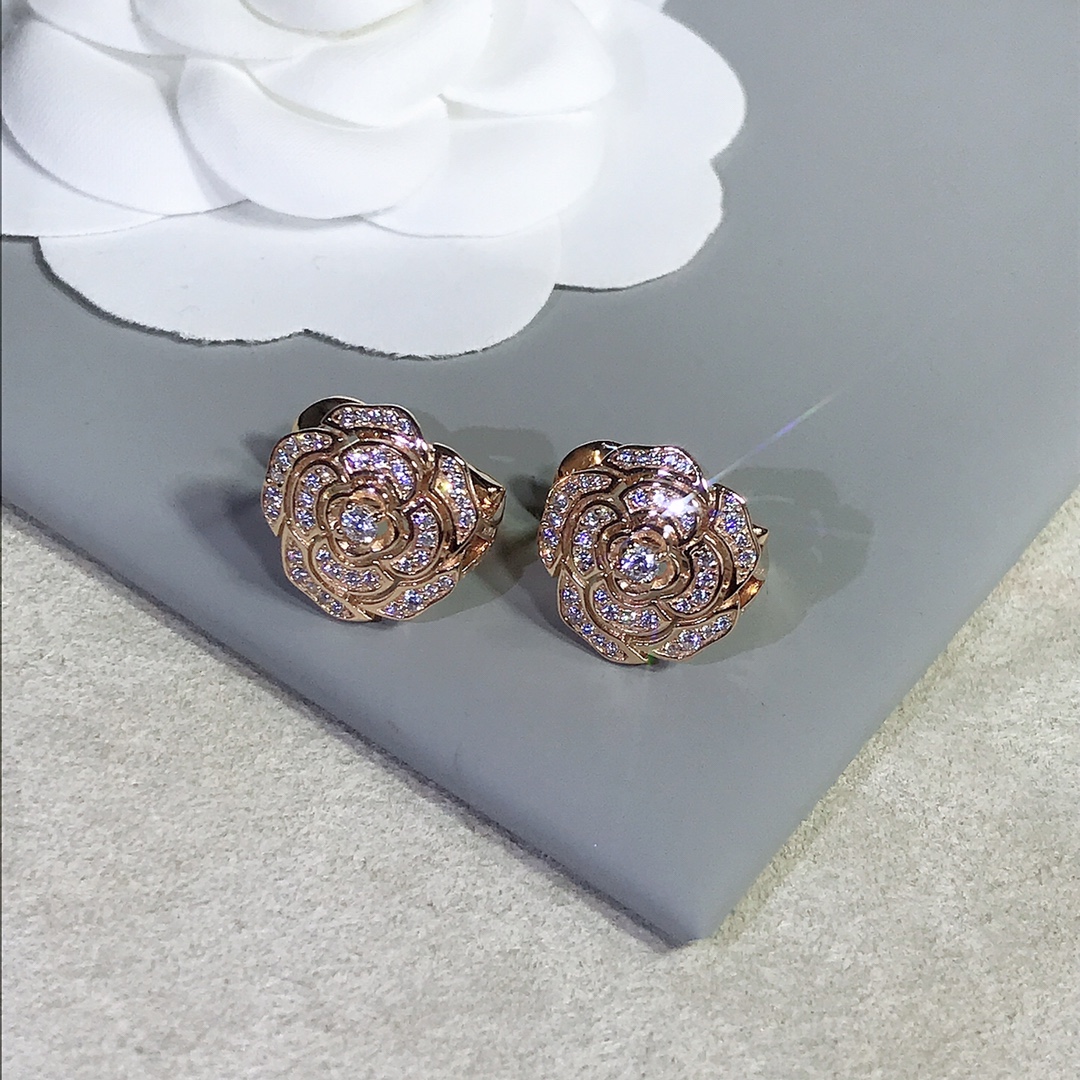 NO:632485,Fragrant Grandma Camellia 98280 has perfect details. The petals have a super three-dimensional layering. They are all hand-micro-inlaid and the bottom is polished perfectly. The bottom of the stone bits are also very meaningful. Ready in stock...,, Cardia high-end jewelry19860909香奶奶山茶花98280 细节完美 花瓣层次感超级立体 全纯手微镶嵌,底部抛光超级完美 石位底部也是非常有内涵的 现货……,,卡迪亚高端饰品,Jewelry