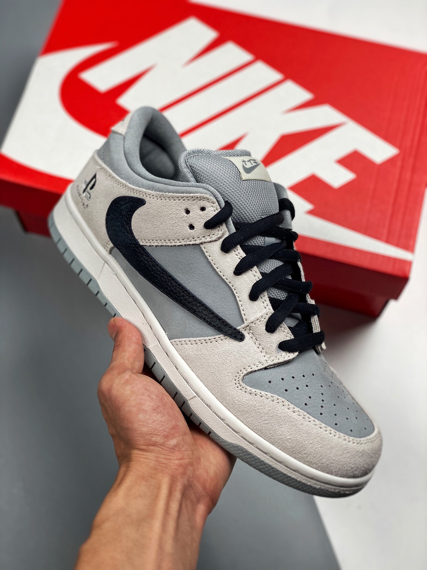 TS x PlayStation x NK SB Dunk PS5 三方联名 全新倒钩重磅来袭 鞋身麂皮材质 配色以经典黑白灰色调呈现 鞋跟处PlayStation刺绣图案 表明身份 时下最火鞋款搭配天价倒钩元素 势必引发SNEAKER潮…