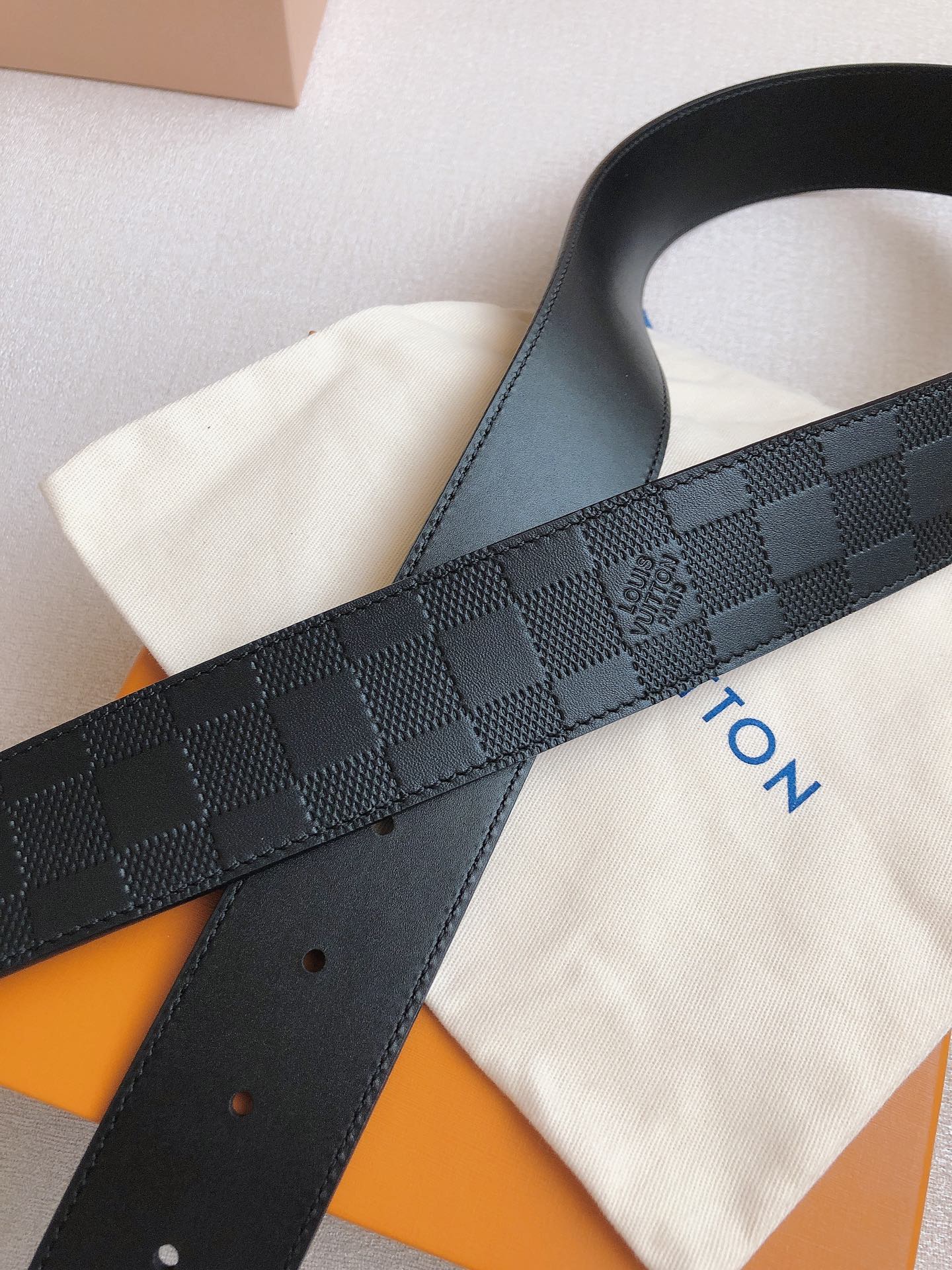  LOUlS Vuitton〖路易威登〗经典款 男士腰带 带身采用进口牛皮压格子 搭配经典扣 宽4.0c