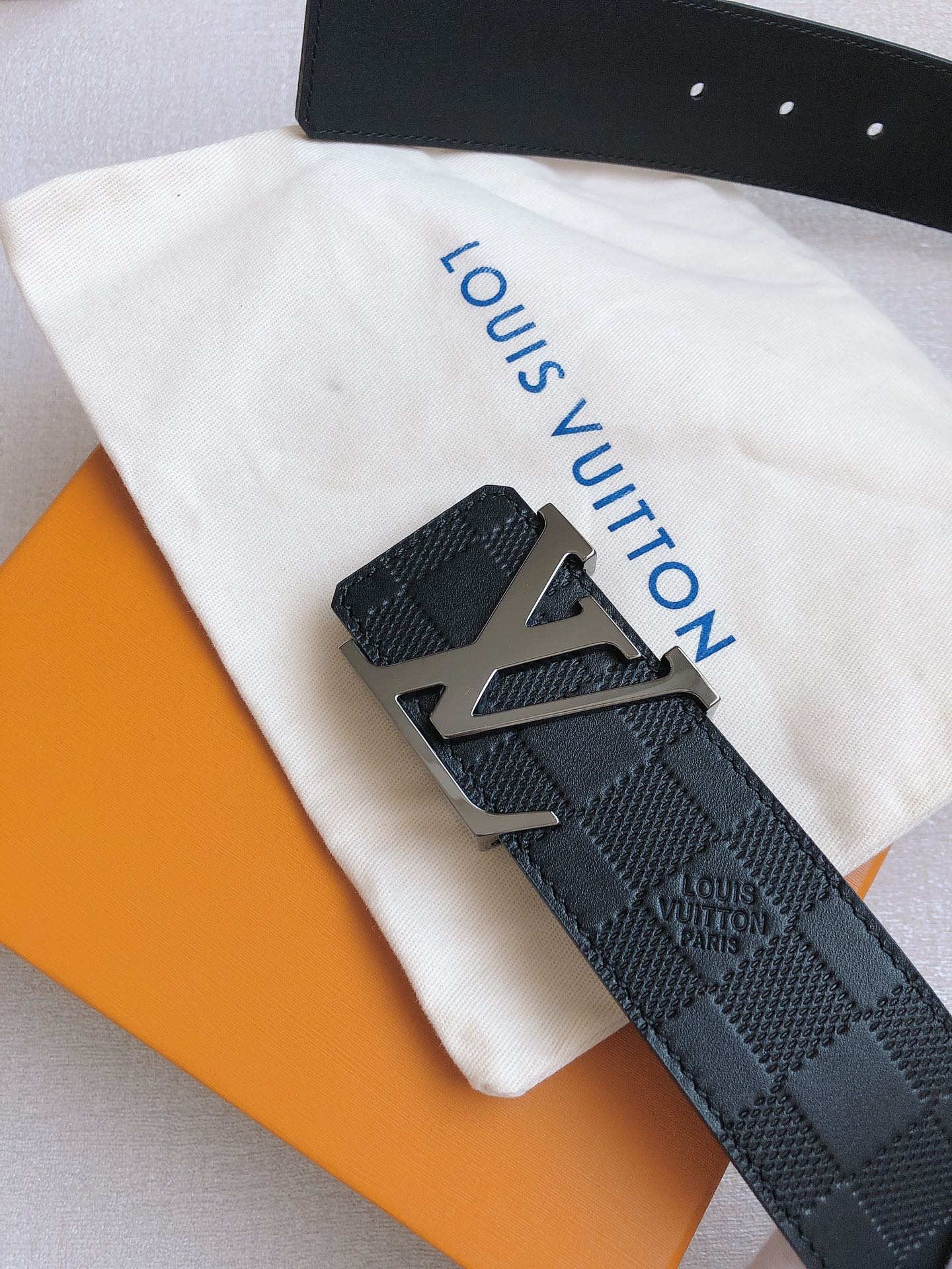  LOUlS Vuitton〖路易威登〗经典款 男士腰带 带身采用进口牛皮压格子 搭配经典扣 宽4.0c