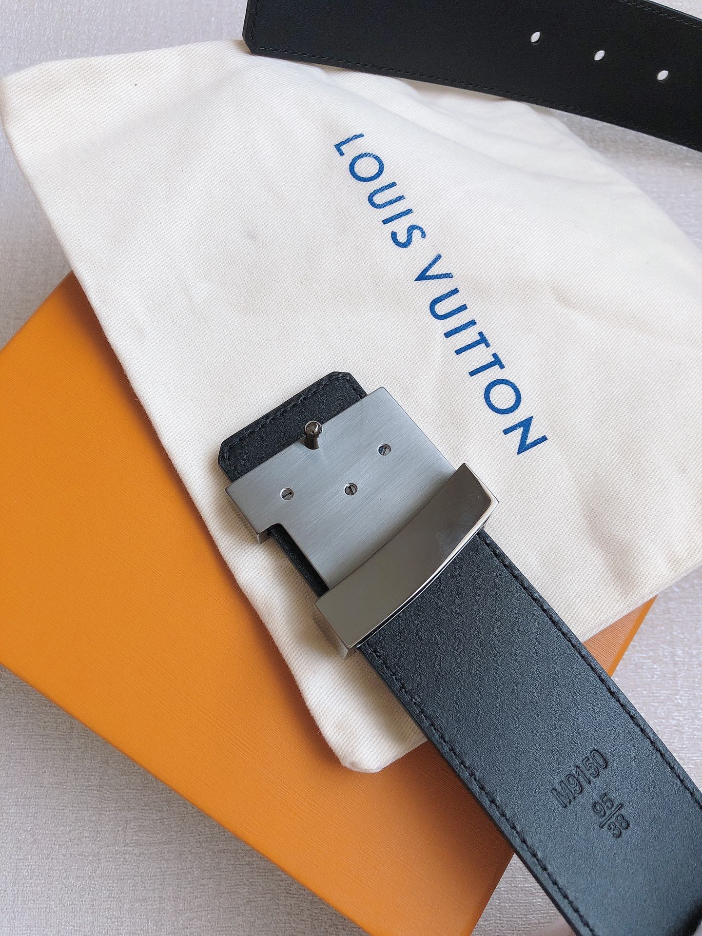  LOUlS Vuitton〖路易威登〗经典款 男士腰带 带身采用进口牛皮压格子 搭配经典扣 宽4.0c