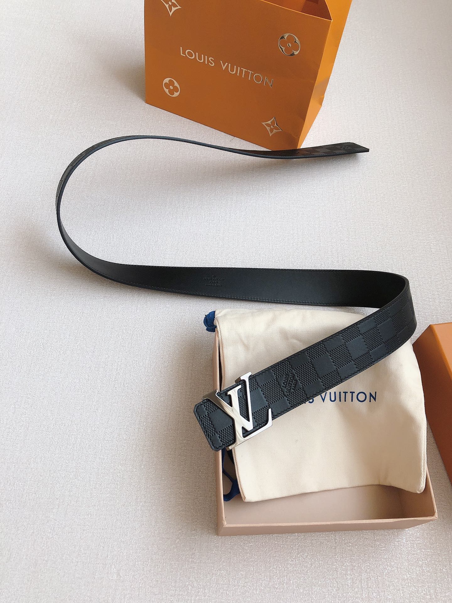  LOUlS Vuitton〖路易威登〗经典款 男士腰带 带身采用进口牛皮压格子 搭配经典扣 宽4.0c
