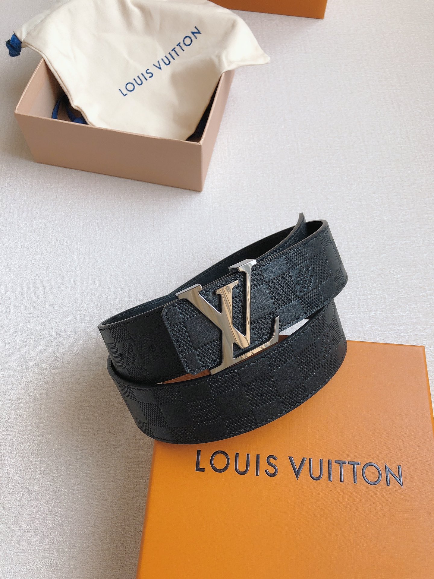  LOUlS Vuitton〖路易威登〗经典款 男士腰带 带身采用进口牛皮压格子 搭配经典扣 宽4.0c
