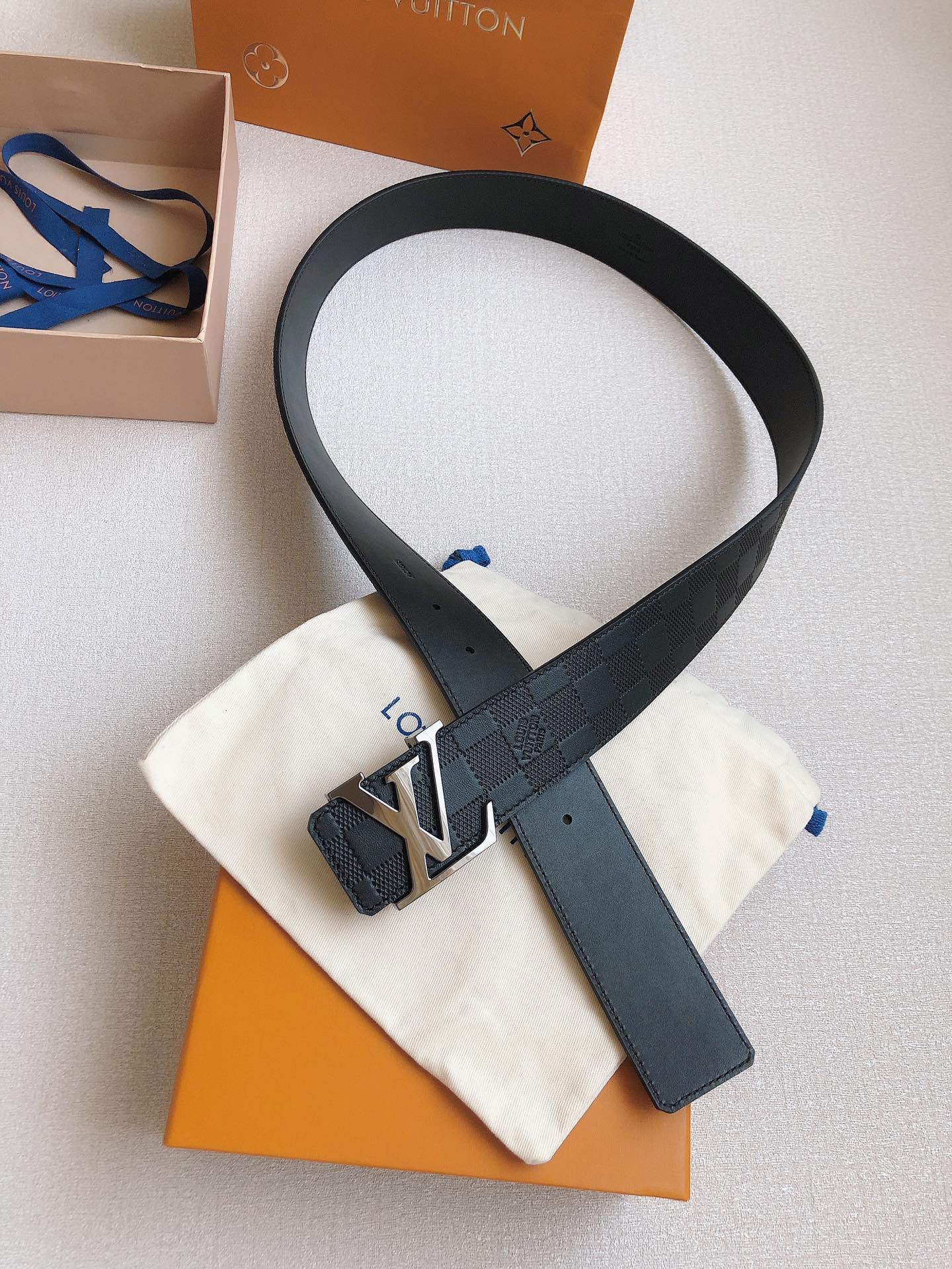  LOUlS Vuitton〖路易威登〗经典款 男士腰带 带身采用进口牛皮压格子 搭配经典扣 宽4.0c
