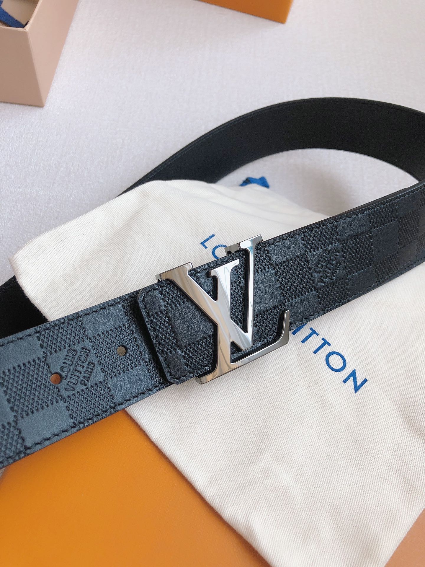 LOUlS Vuitton〖路易威登〗经典款 男士腰带 带身采用进口牛皮压格子 搭配经典扣 宽4.0c