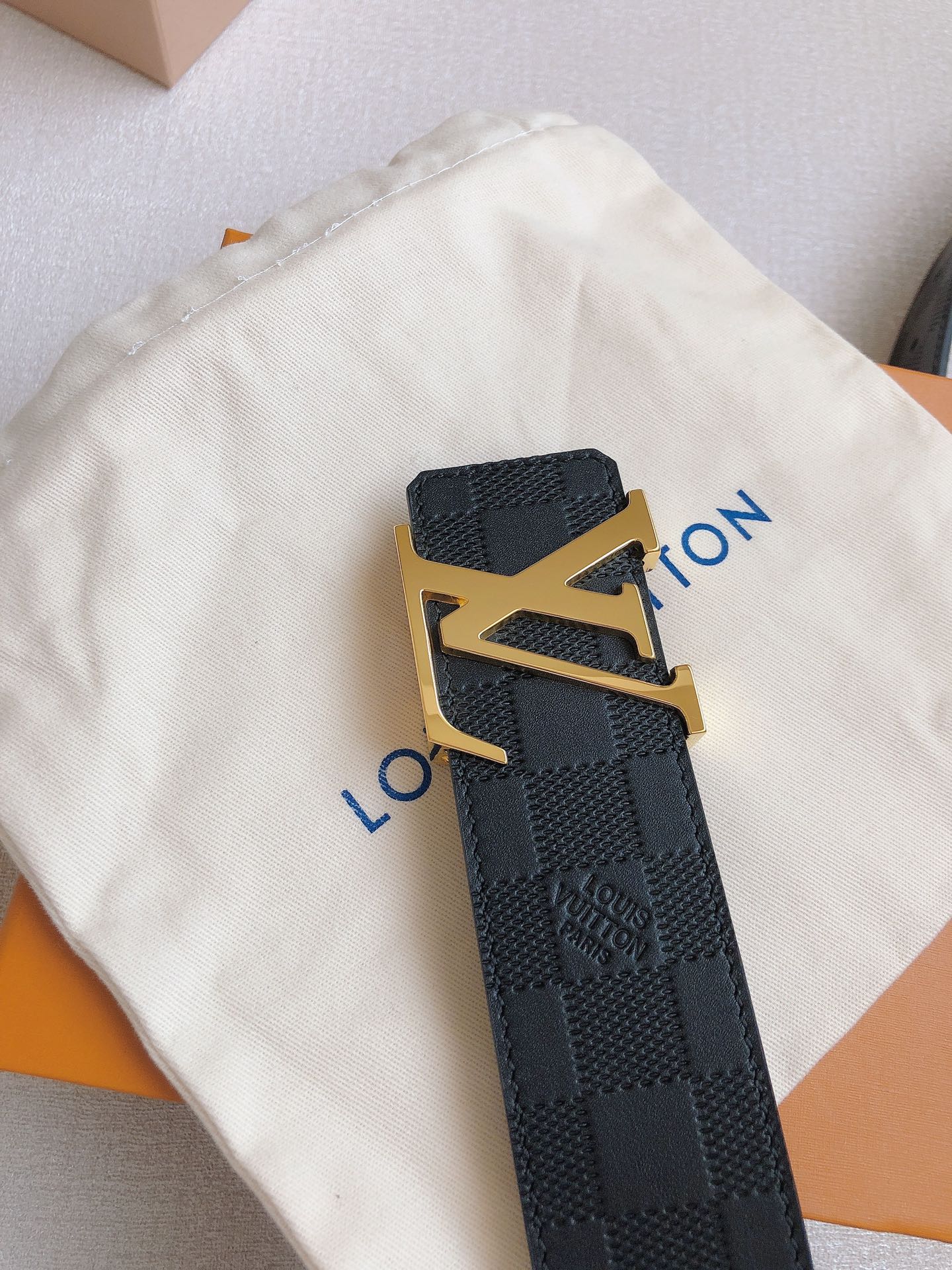 LOUlS Vuitton〖路易威登〗经典款 男士腰带 带身采用进口牛皮压格子 搭配经典扣 宽4.0c