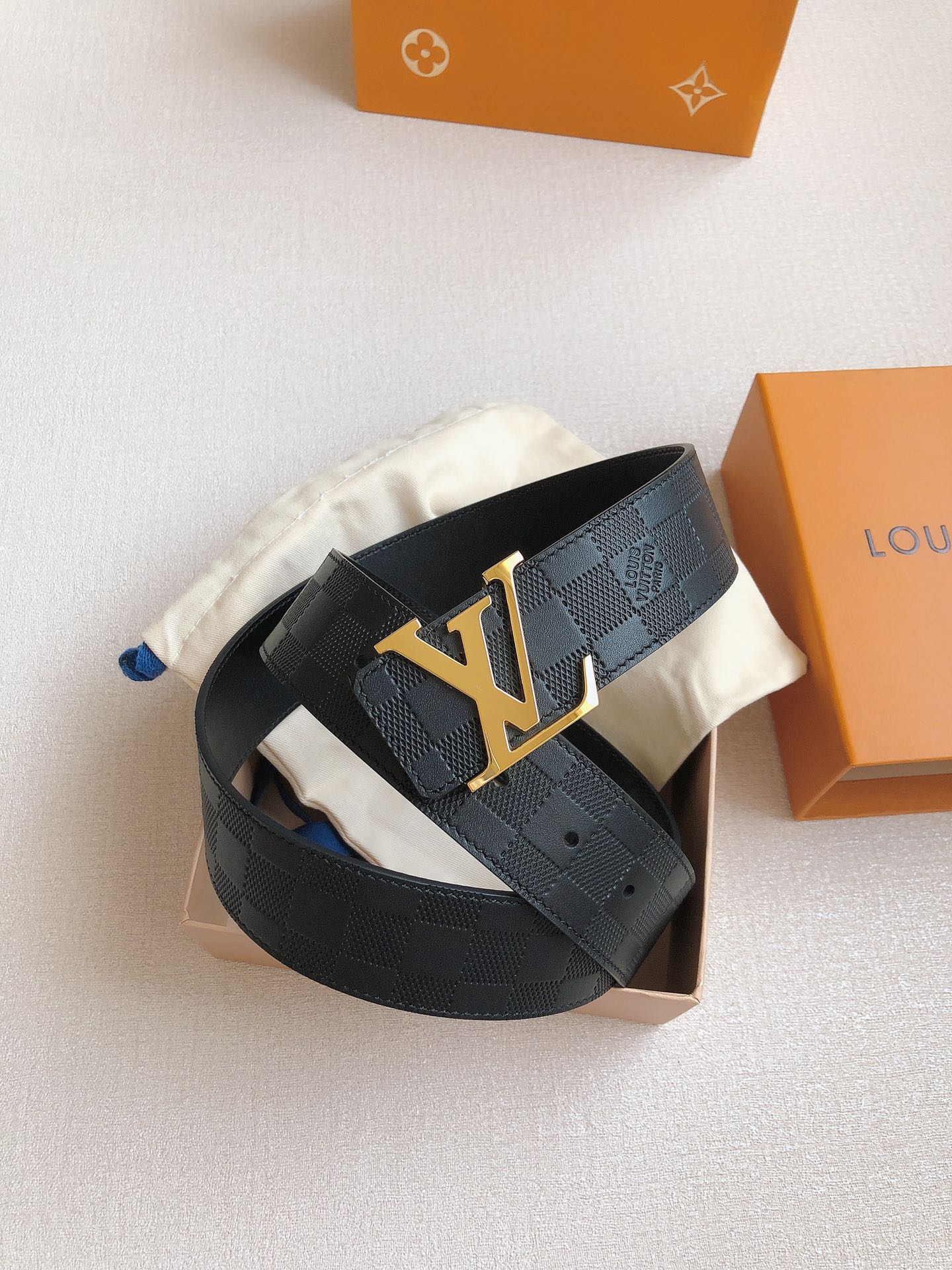  LOUlS Vuitton〖路易威登〗经典款 男士腰带 带身采用进口牛皮压格子 搭配经典扣 宽4.0c