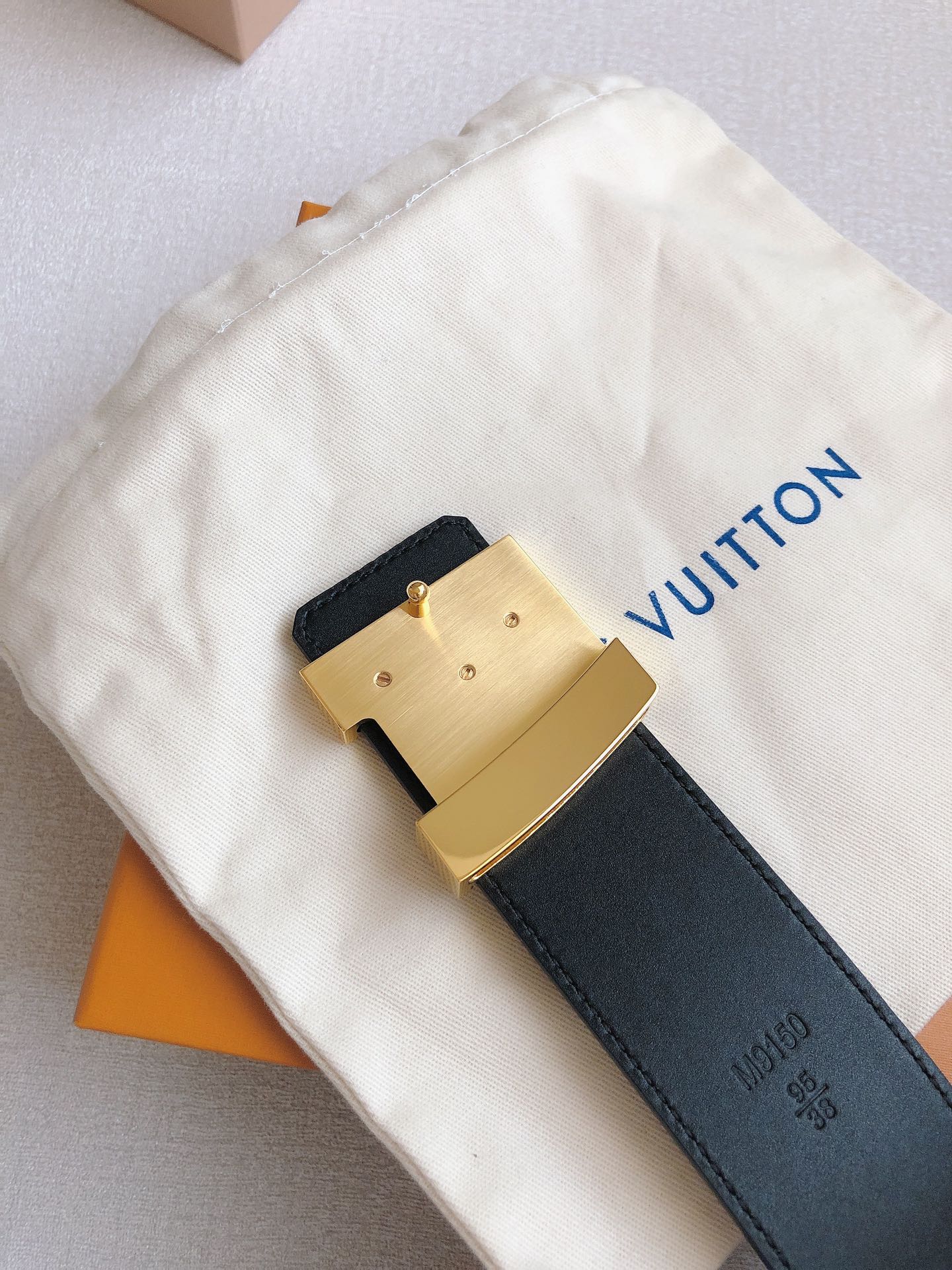  LOUlS Vuitton〖路易威登〗经典款 男士腰带 带身采用进口牛皮压格子 搭配经典扣 宽4.0c
