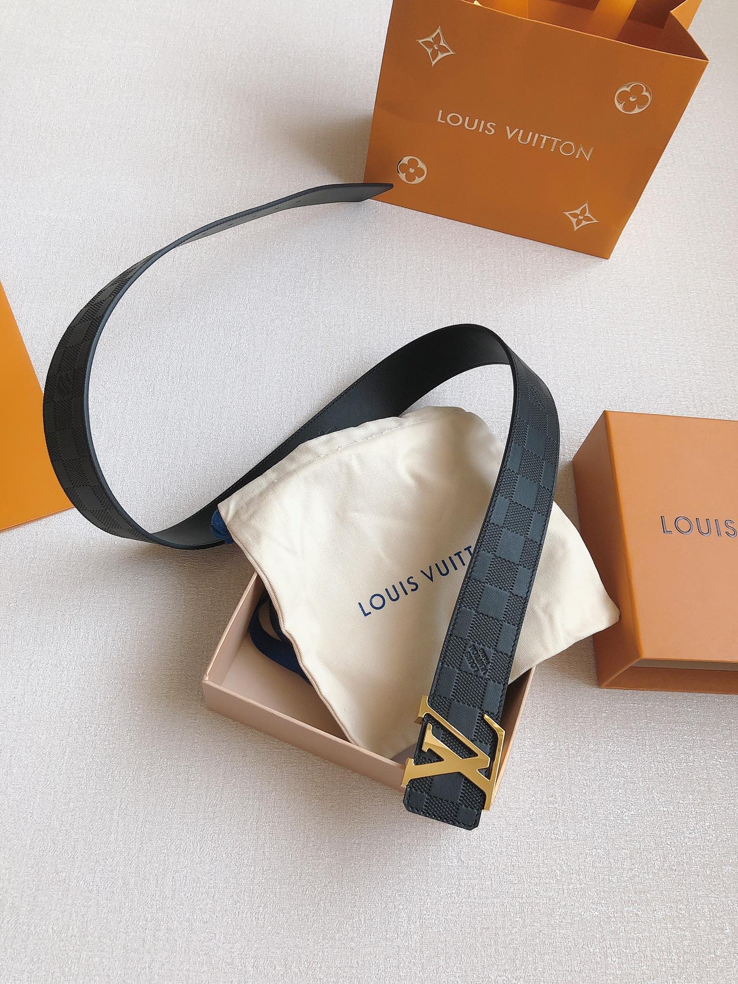  LOUlS Vuitton〖路易威登〗经典款 男士腰带 带身采用进口牛皮压格子 搭配经典扣 宽4.0c