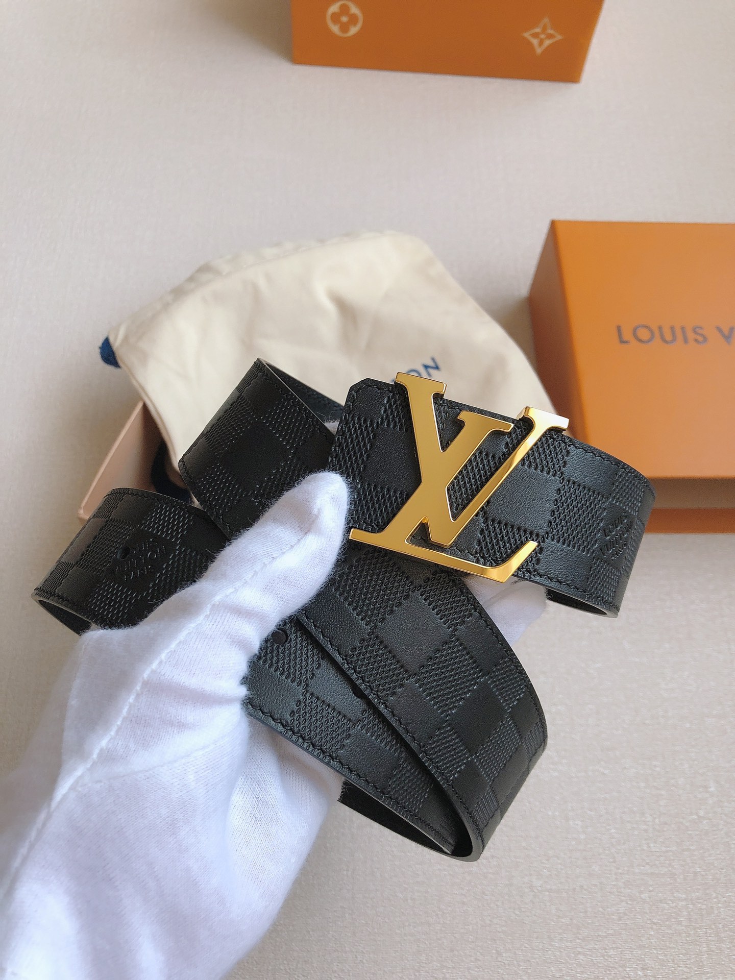  LOUlS Vuitton〖路易威登〗经典款 男士腰带 带身采用进口牛皮压格子 搭配经典扣 宽4.0c