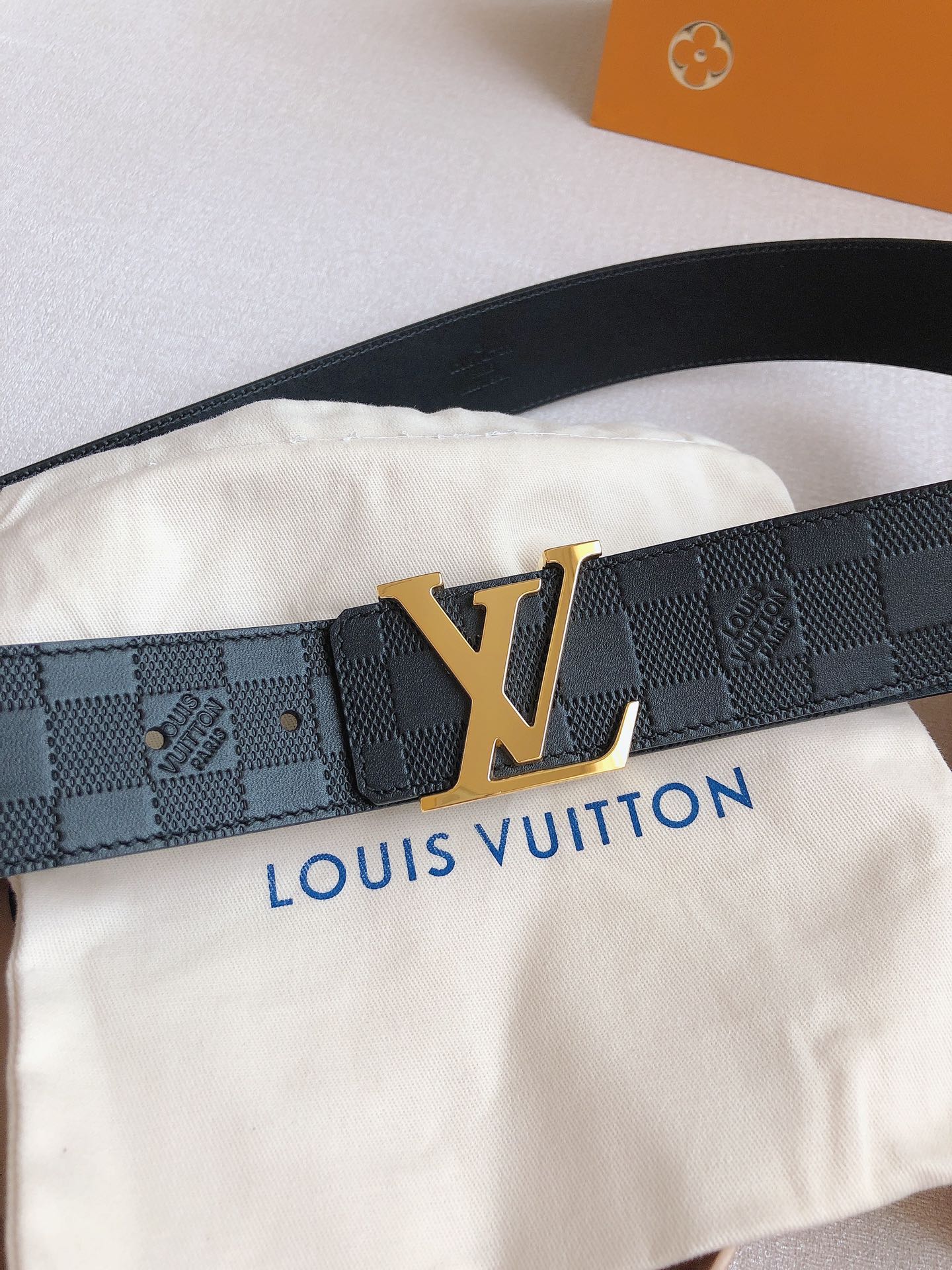  LOUlS Vuitton〖路易威登〗经典款 男士腰带 带身采用进口牛皮压格子 搭配经典扣 宽4.0c