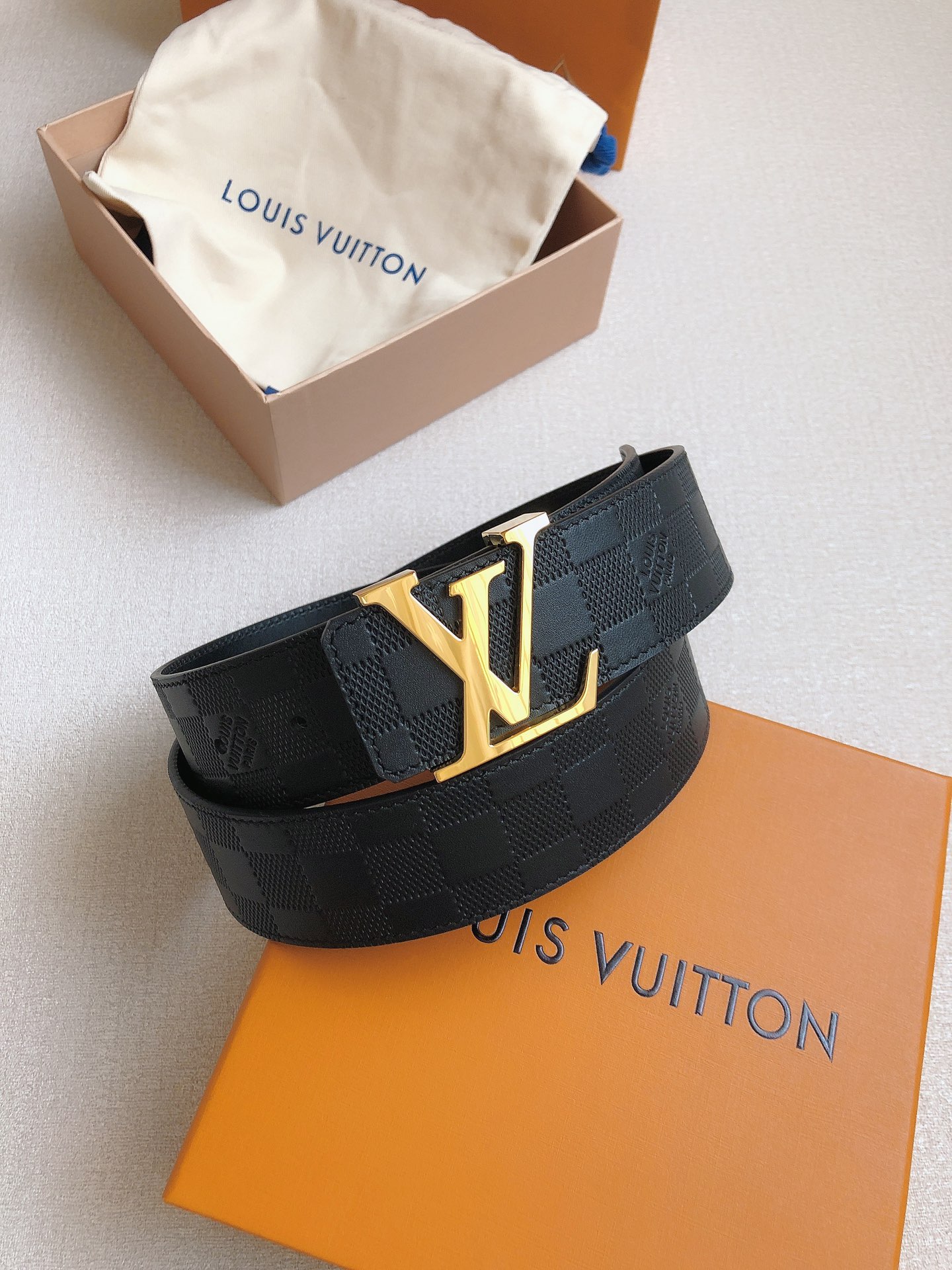  LOUlS Vuitton〖路易威登〗经典款 男士腰带 带身采用进口牛皮压格子 搭配经典扣 宽4.0c