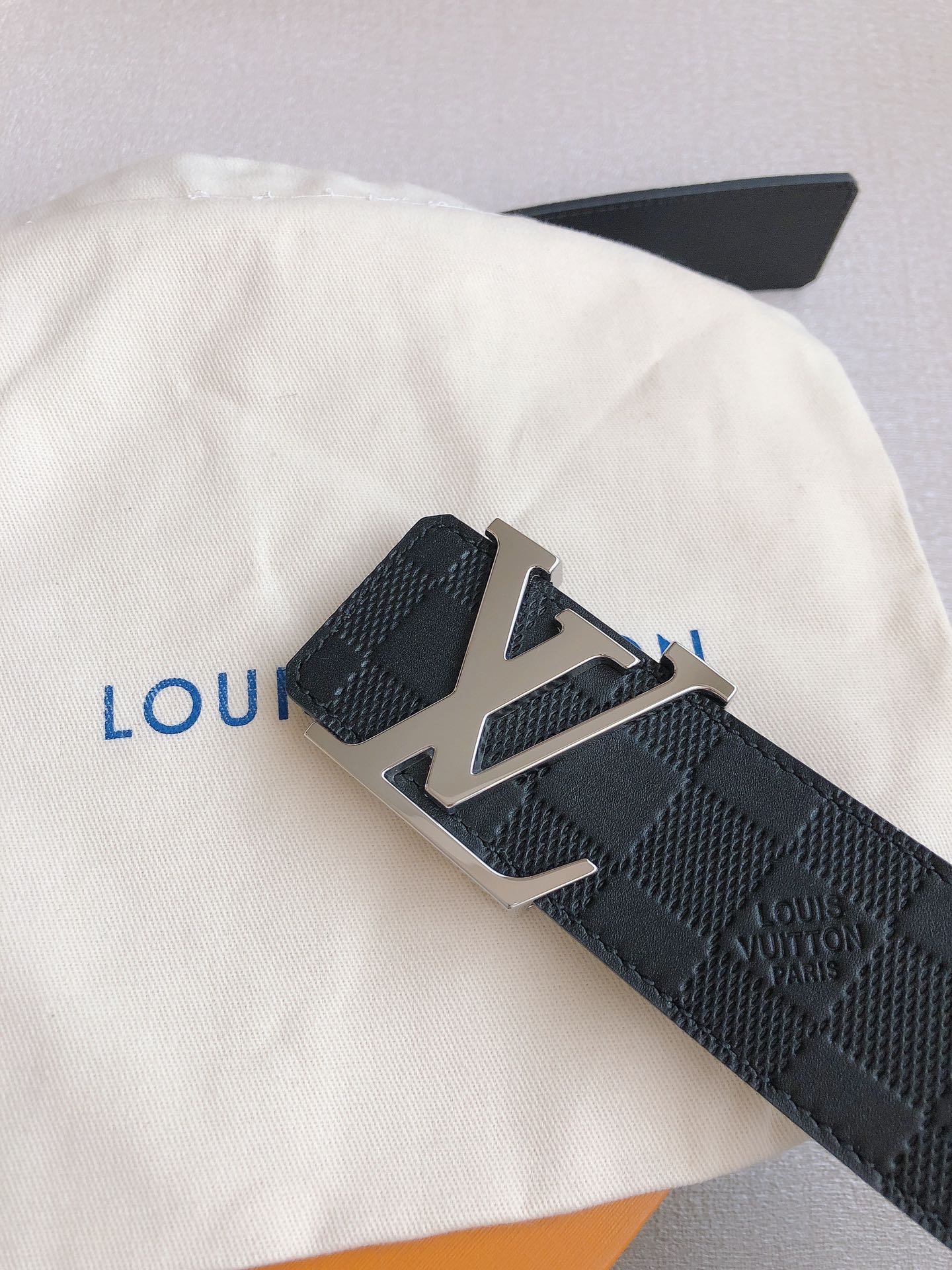 LOUlS Vuitton〖路易威登〗经典款 男士腰带 带身采用进口牛皮压格子 搭配经典扣 宽4.0c