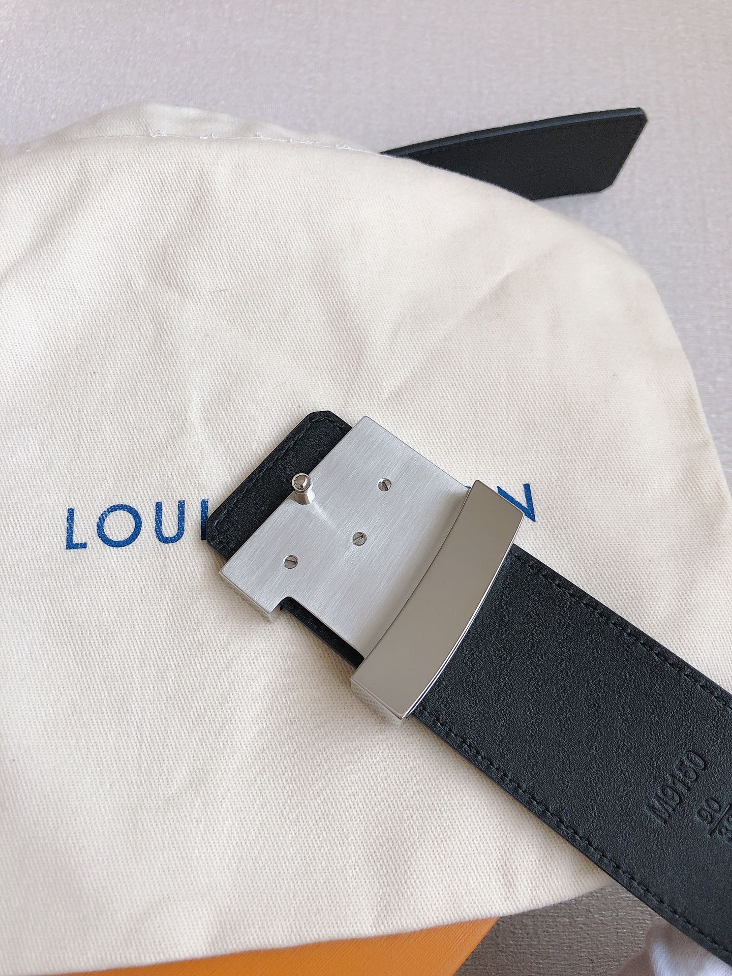  LOUlS Vuitton〖路易威登〗经典款 男士腰带 带身采用进口牛皮压格子 搭配经典扣 宽4.0c