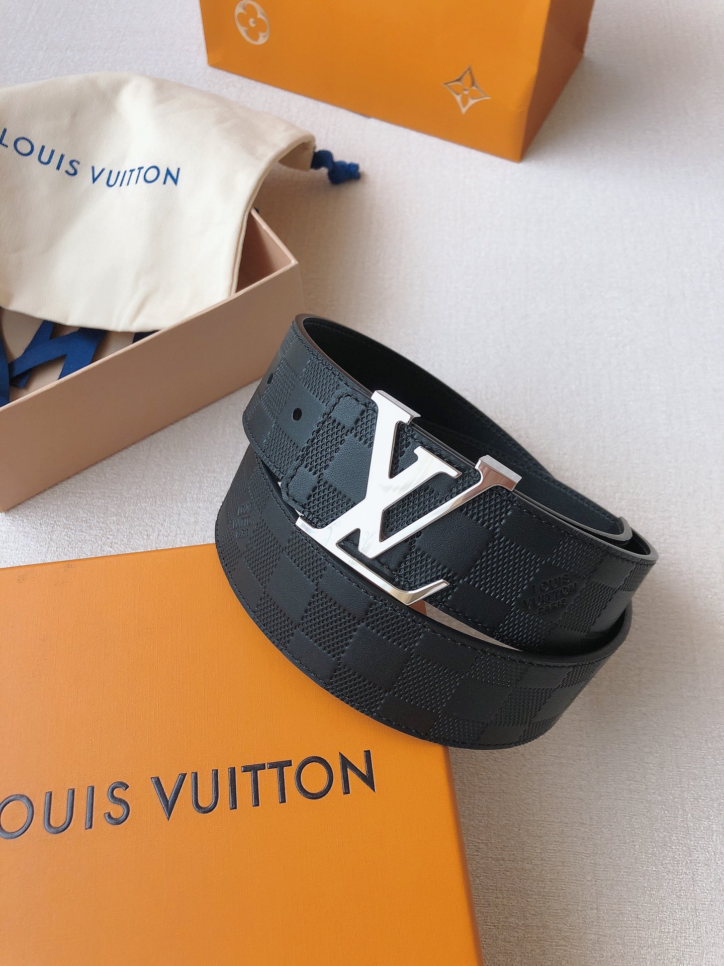  LOUlS Vuitton〖路易威登〗经典款 男士腰带 带身采用进口牛皮压格子 搭配经典扣 宽4.0c