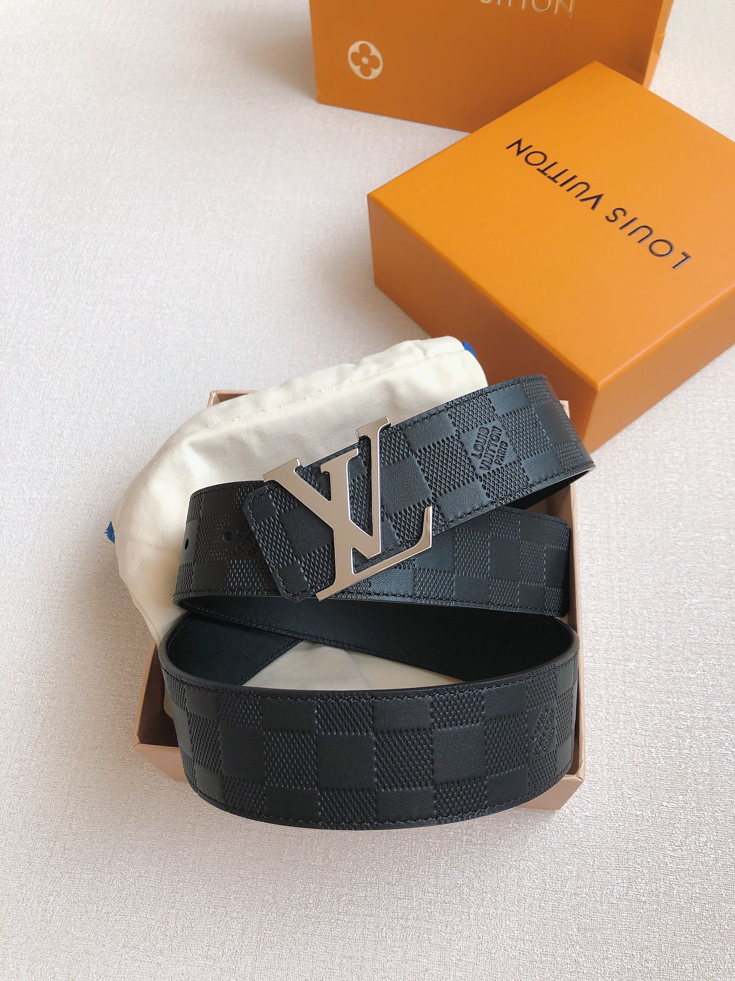  LOUlS Vuitton〖路易威登〗经典款 男士腰带 带身采用进口牛皮压格子 搭配经典扣 宽4.0c