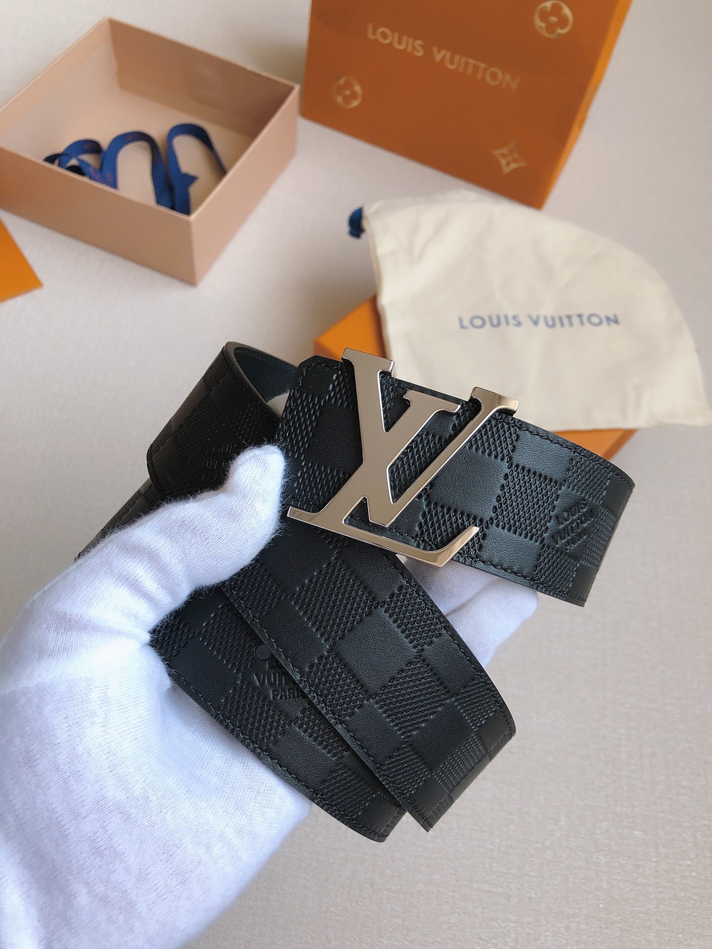  LOUlS Vuitton〖路易威登〗经典款 男士腰带 带身采用进口牛皮压格子 搭配经典扣 宽4.0c