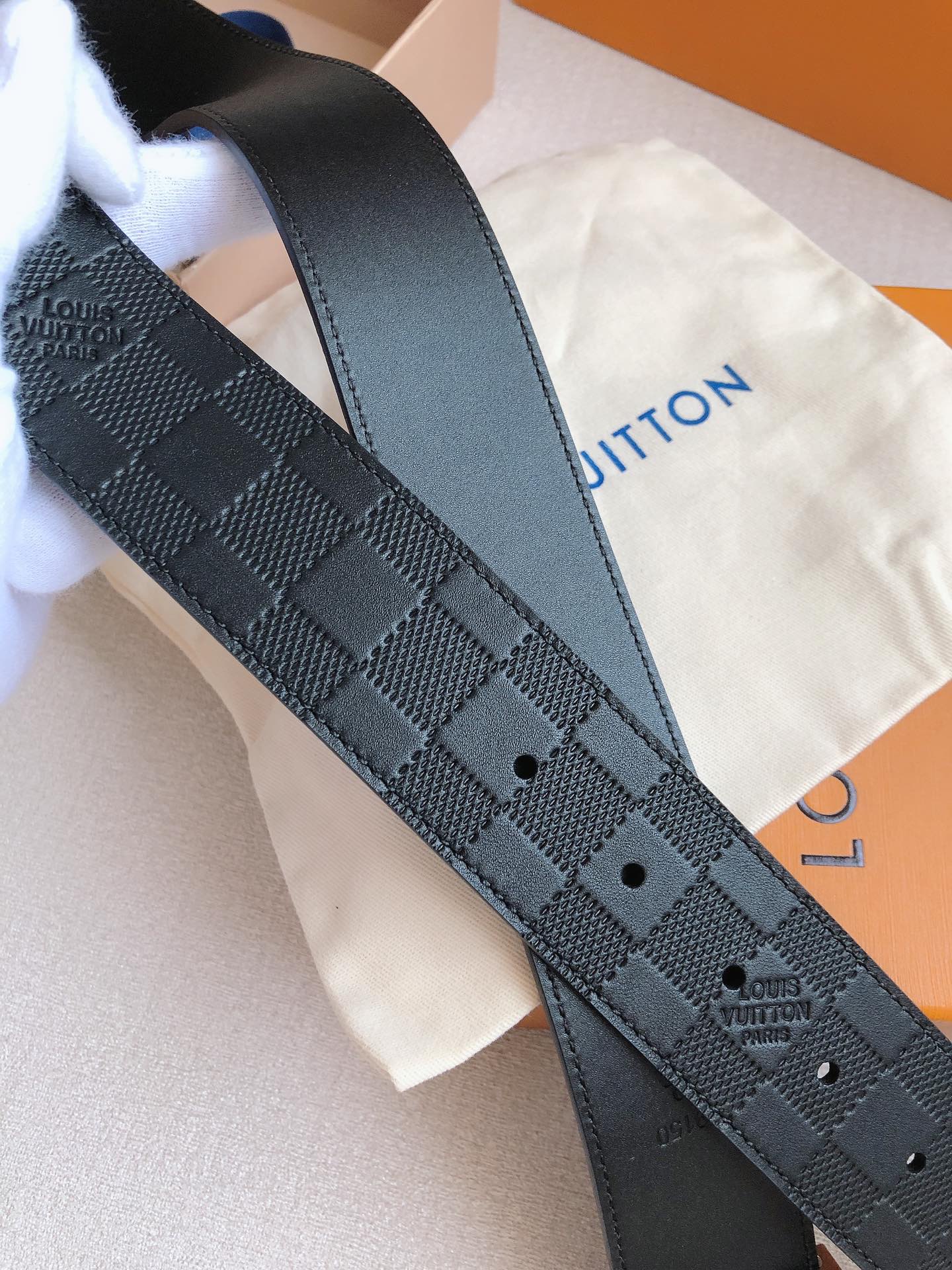  LOUlS Vuitton〖路易威登〗经典款 男士腰带 带身采用进口牛皮压格子 搭配经典扣 宽4.0c