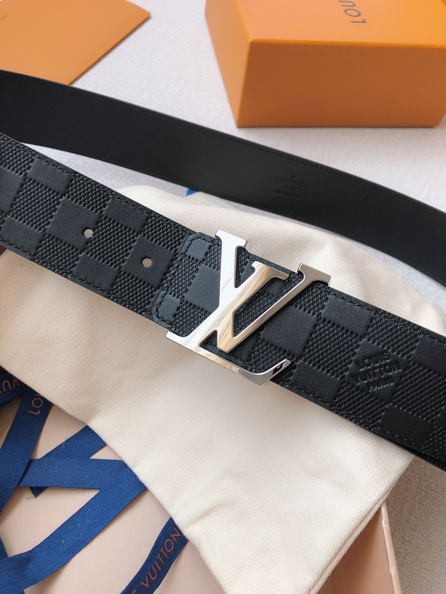  LOUlS Vuitton〖路易威登〗经典款 男士腰带 带身采用进口牛皮压格子 搭配经典扣 宽4.0c