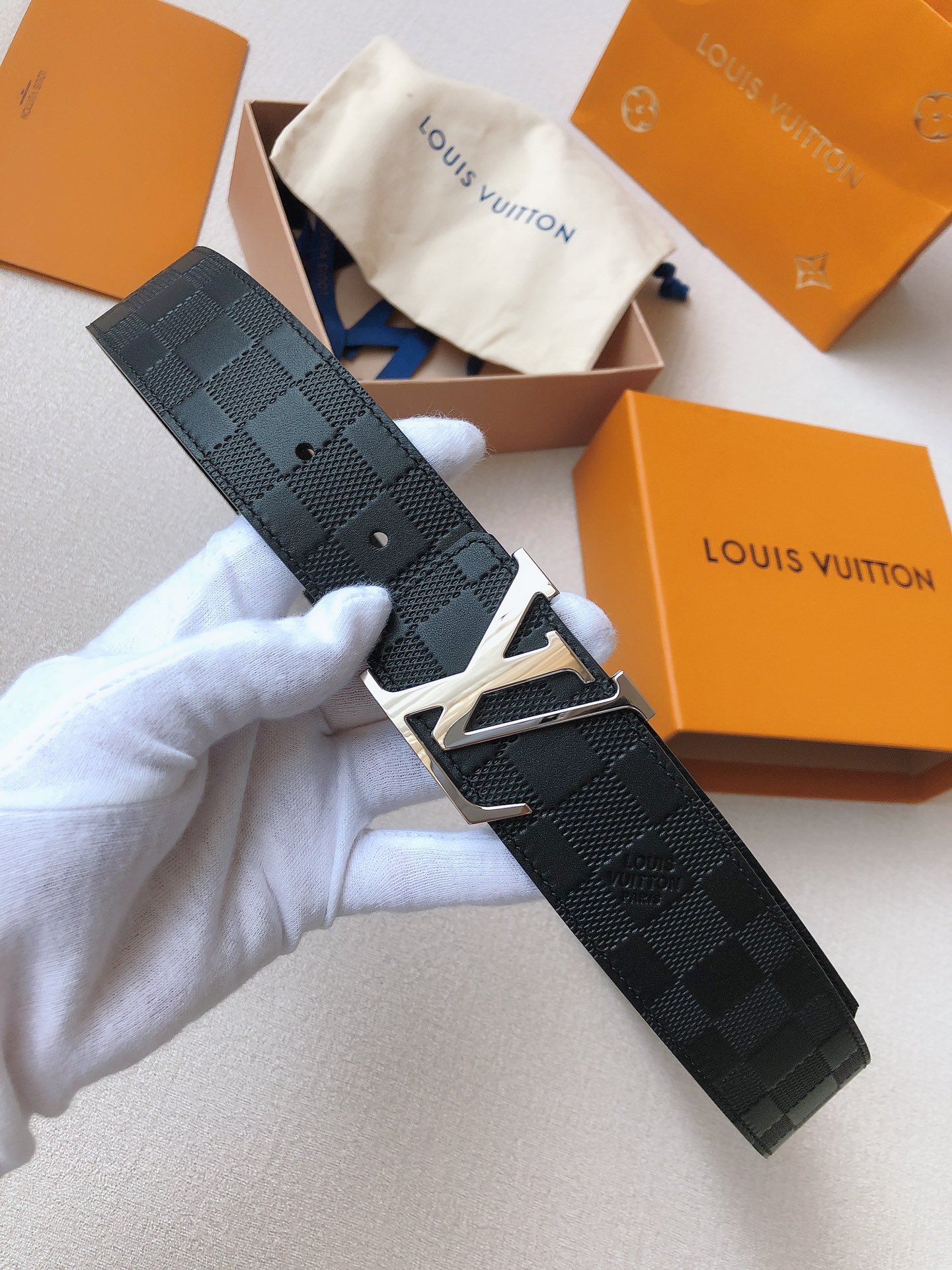  LOUlS Vuitton〖路易威登〗经典款 男士腰带 带身采用进口牛皮压格子 搭配经典扣 宽4.0c