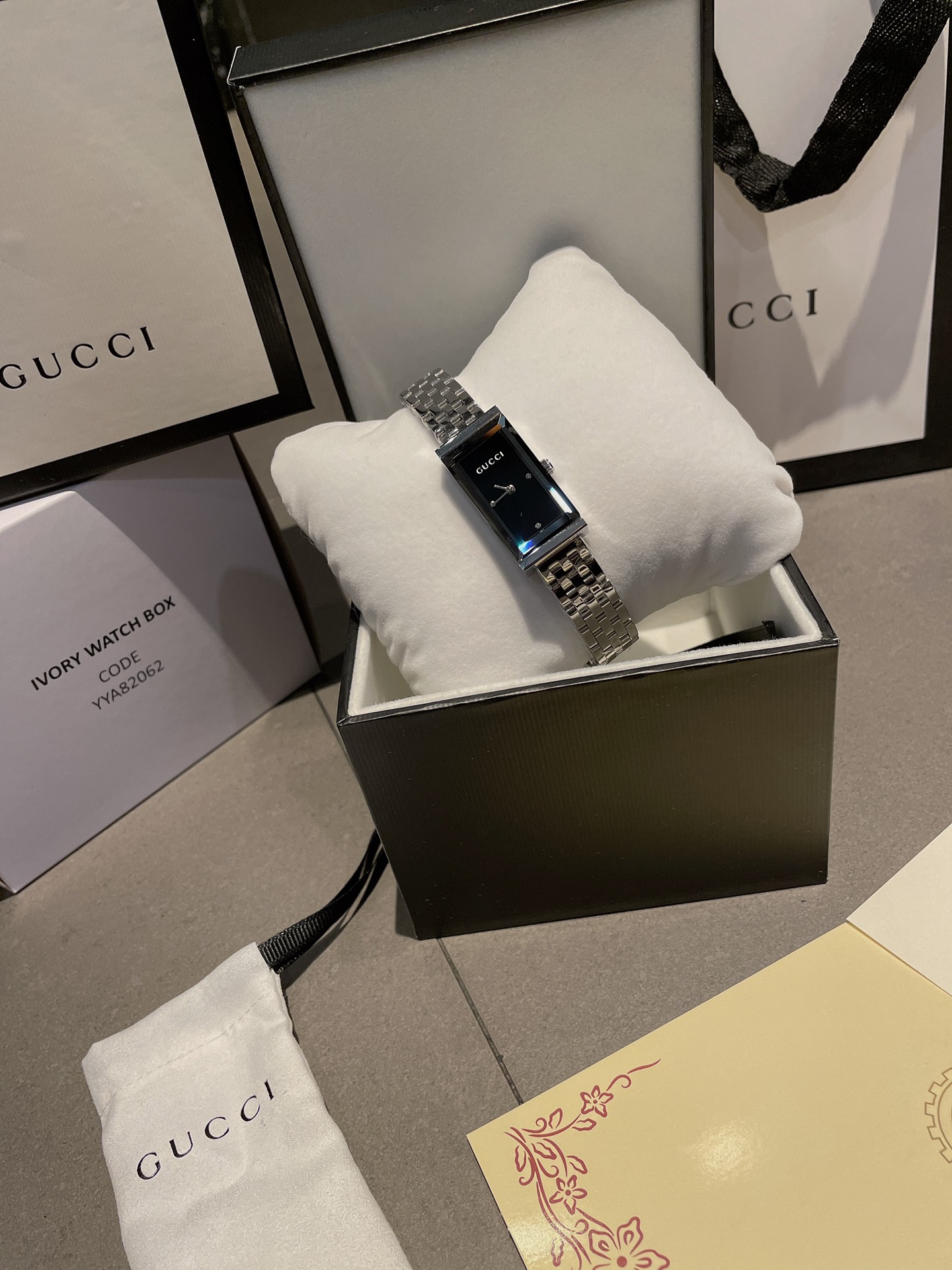 Gucci G-Frame silver case and bracelet, black dial 14mm Women's Quartz