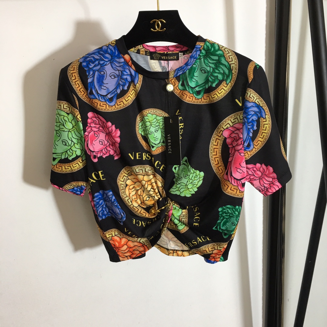 NO:743822,Style No. 0859 Versac* New Medusa Fashion Print Short Waist Pin Waist Navel Short Sleeve T-shirt, White Black S-XL (M size shoulder width 39, bust 94, sleeve length 22, dress length 45), Versace-clothing,versace,versace,T-shirt,tees,t-shirt,19860909款号0859 Versac*新款 美杜莎时尚印花 短款腰部别针收腰露脐短袖T恤,白色 黑色 S-XL（Ｍ码肩宽39,胸围94,袖长22,衣长45）,范思哲-服装,versace,versace,T-shirt,tees，t-shirt,,Women's clothing