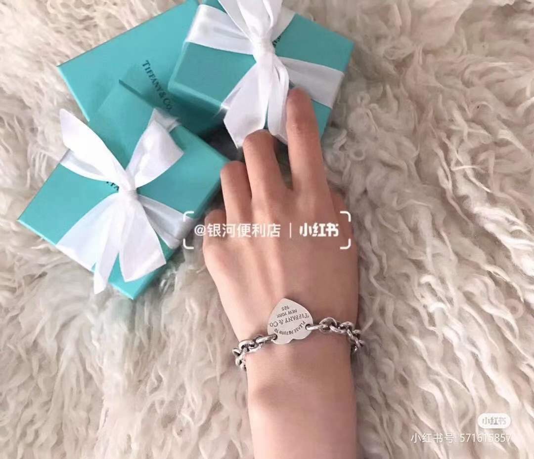 Tiffany & Co. 贼 的心形爱心牌手链，喜欢Tiffany的不要错过这个款啦，也是告白礼物的新选择