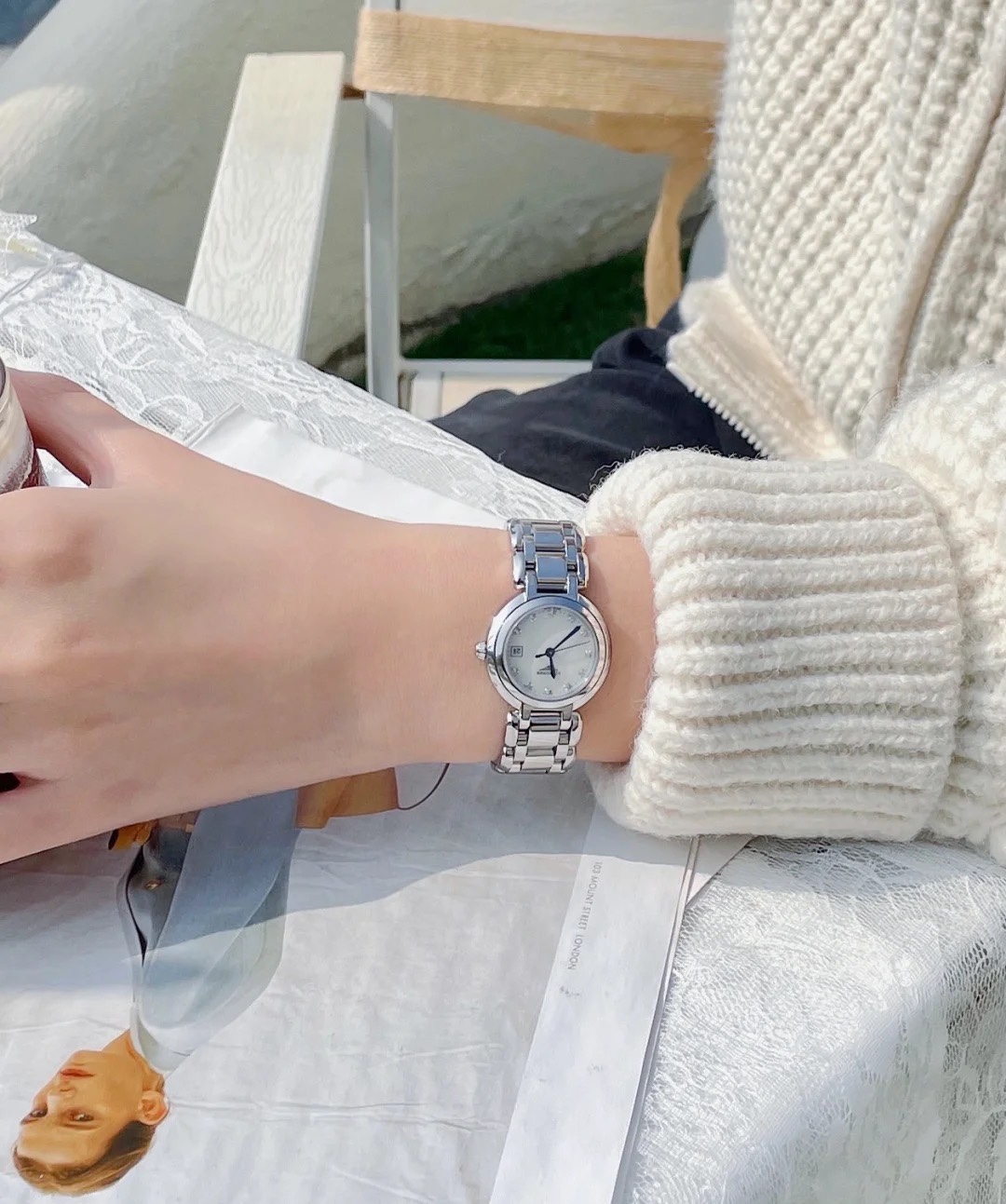 Longines 浪琴心月系列是银色之星的礼赞 简洁的表盘 令腕表轮廓更加柔和 璀璨流溢的钻石
