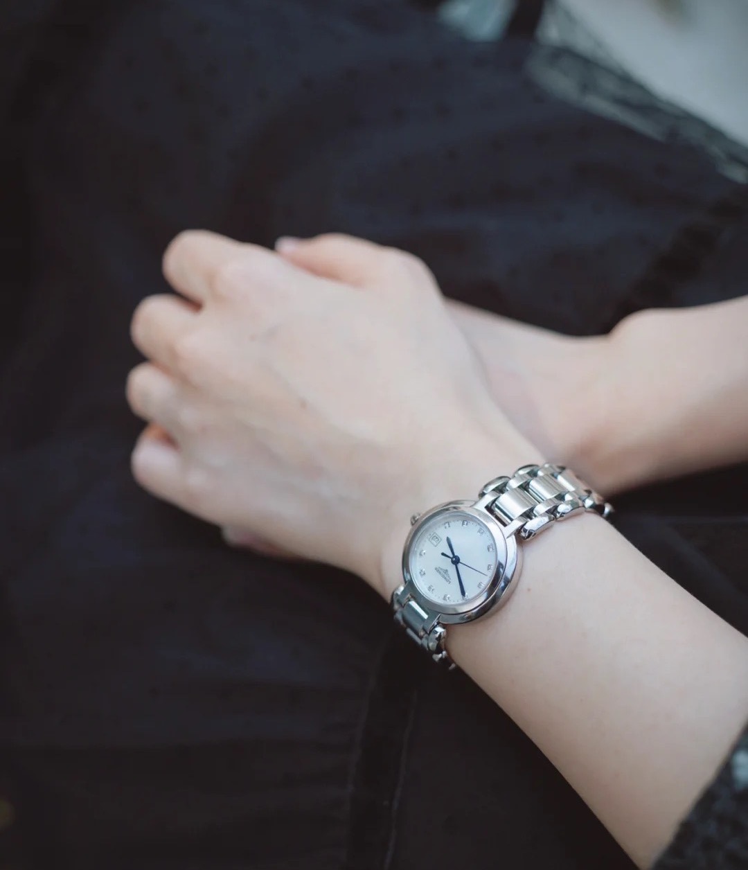Longines 浪琴心月系列是银色之星的礼赞 简洁的表盘 令腕表轮廓更加柔和 璀璨流溢的钻石