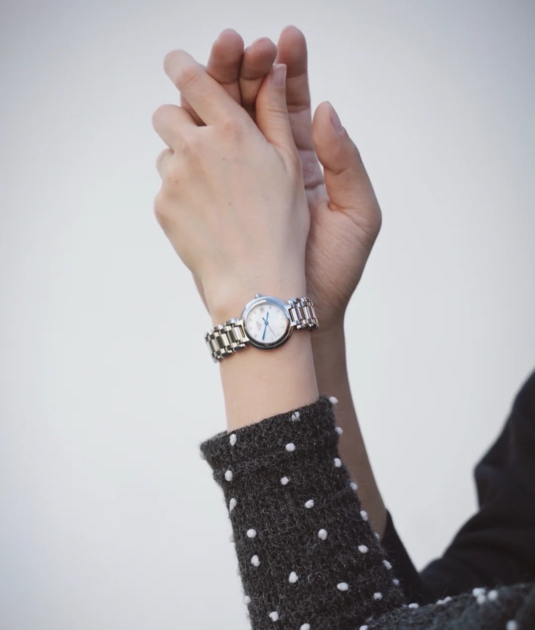 Longines 浪琴心月系列是银色之星的礼赞 简洁的表盘 令腕表轮廓更加柔和 璀璨流溢的钻石