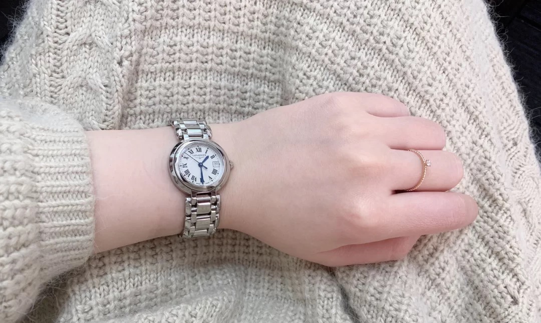 Longines 浪琴心月系列是银色之星的礼赞 简洁的表盘 令腕表轮廓更加柔和 璀璨流溢的钻石