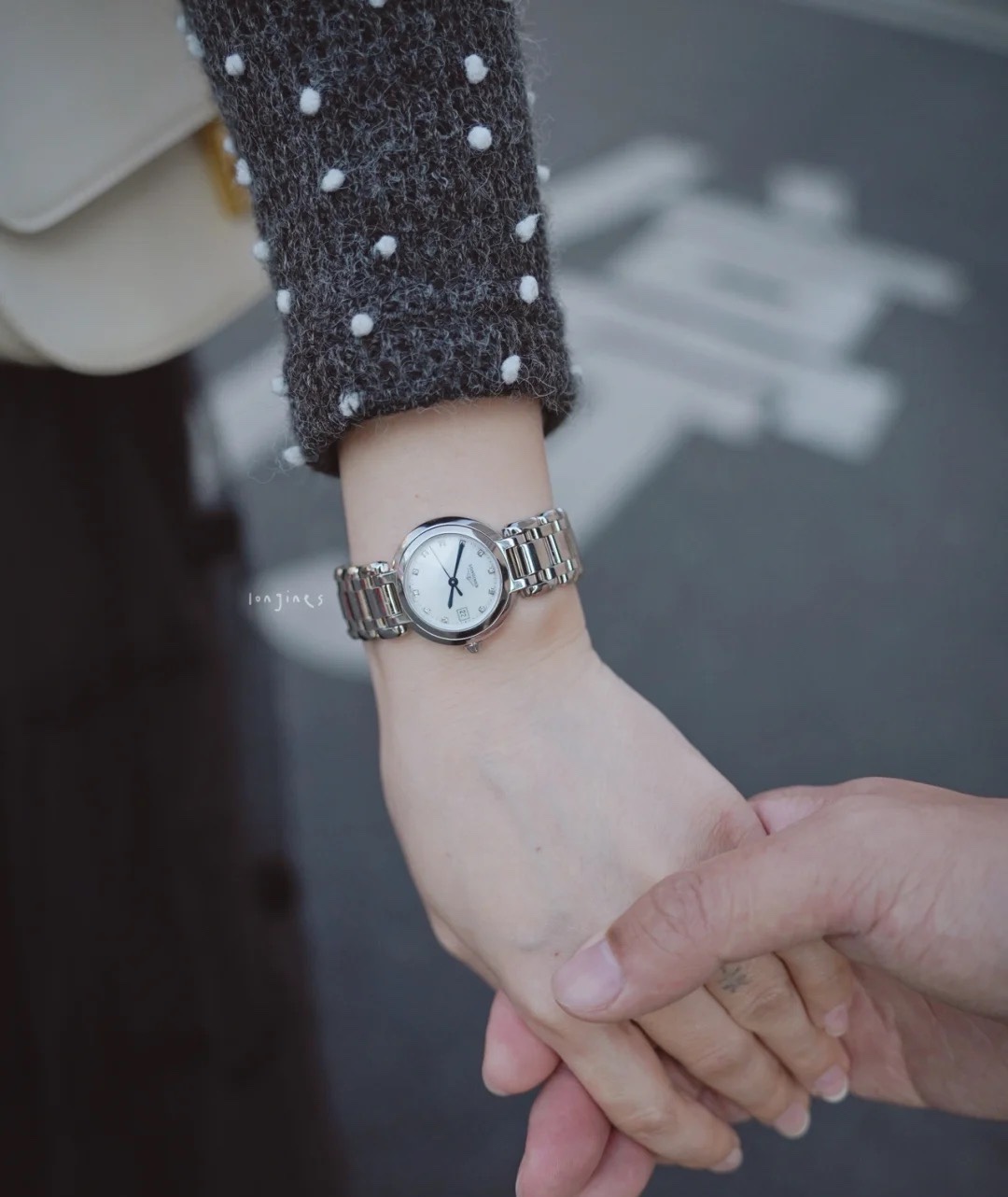 Longines 浪琴心月系列是银色之星的礼赞 简洁的表盘 令腕表轮廓更加柔和 璀璨流溢的钻石