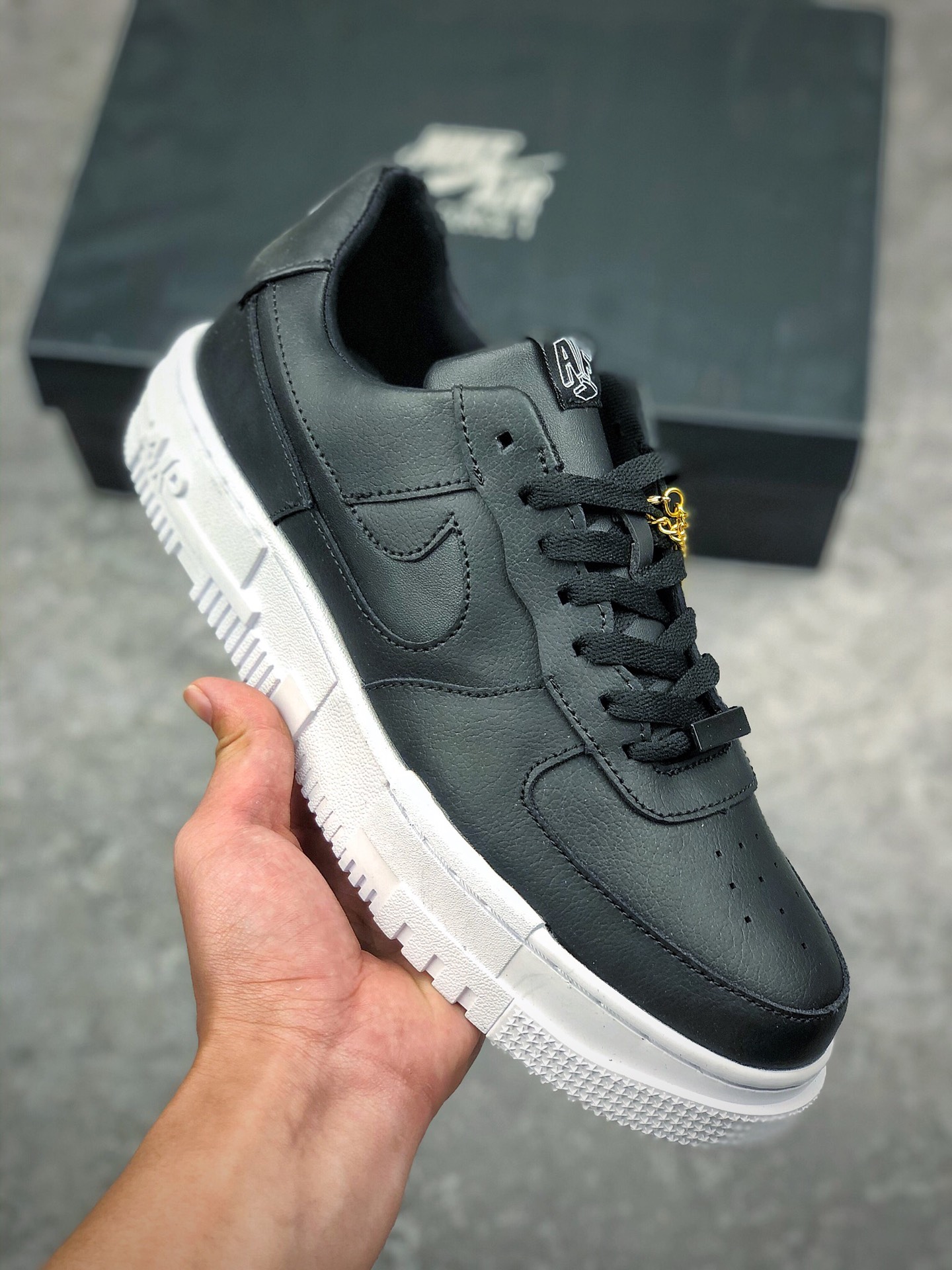  支持放店
Air Force 1Pixel 像素 黑白
原楦头原纸板 打造纯正空军
专注外贸渠道 全掌内置蜂窝气垫 #原盒配件 原厂中底钢印、拉帮完美   
官方货号：CK6649-001
SIZE：36 36.5 37.5 38 38.5 39 40 40.5 41 42 42.5 43 44 44.5 45